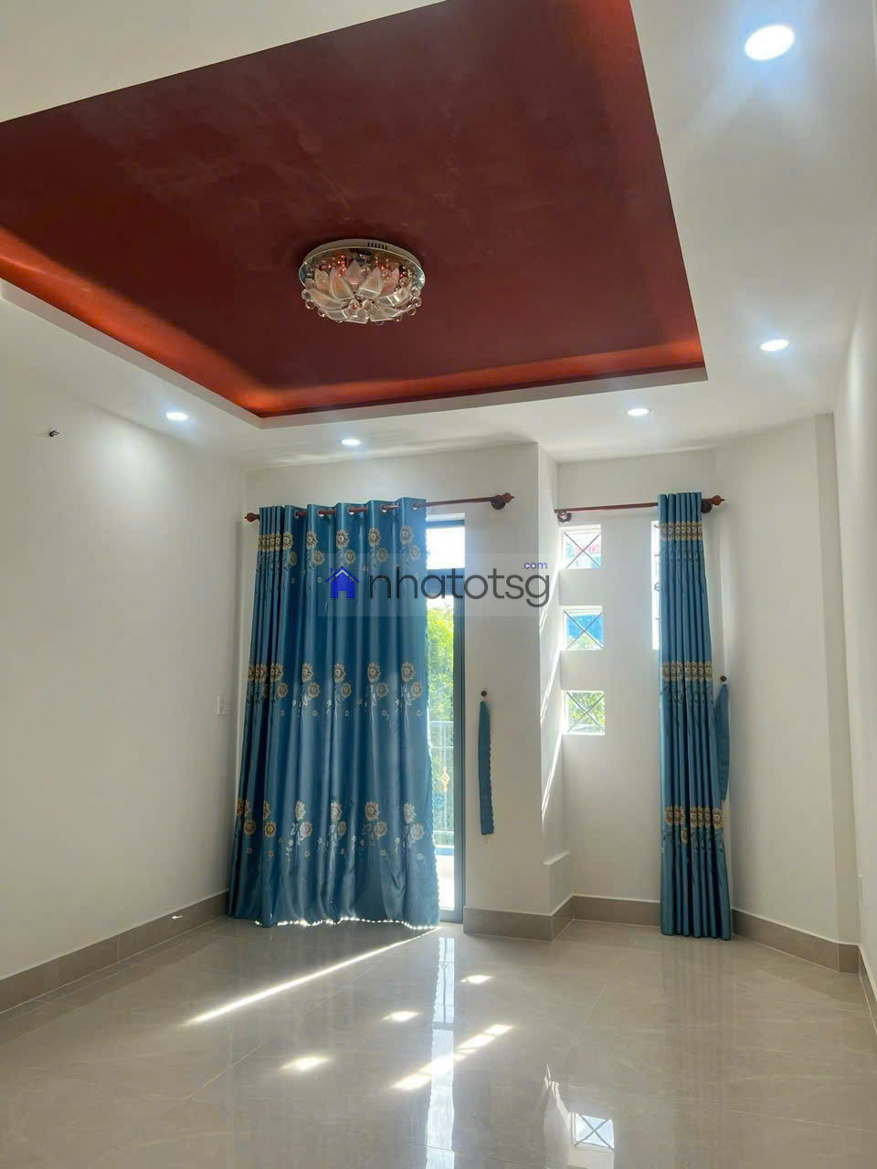 Sổ hoàn công, khu sầm uất dễ buôn bán.