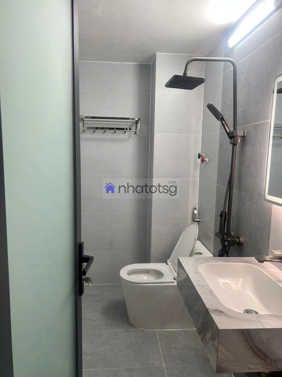 Sổ hoàn công, khu sầm uất dễ buôn bán.