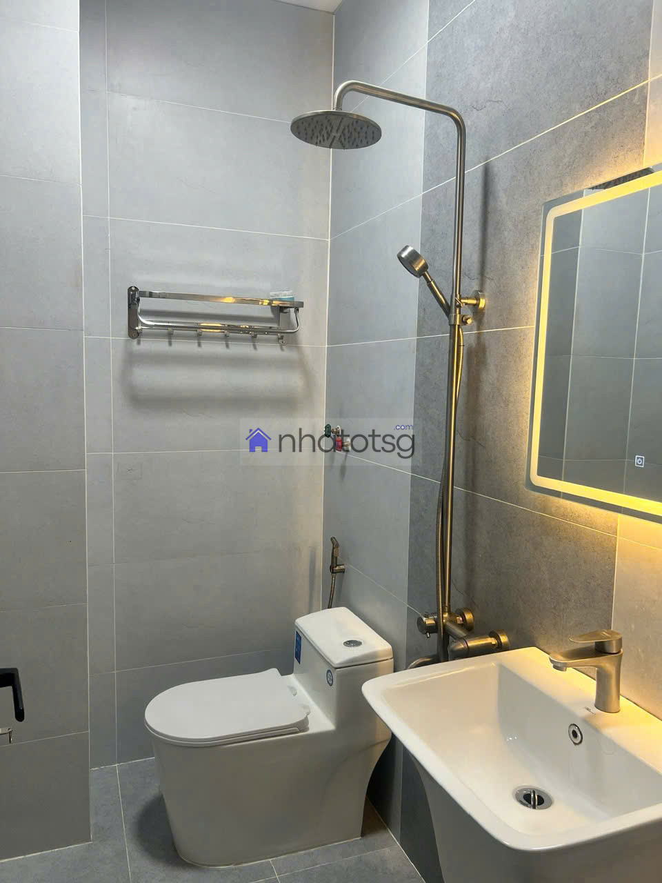 Sổ hoàn công, khu sầm uất dễ buôn bán.