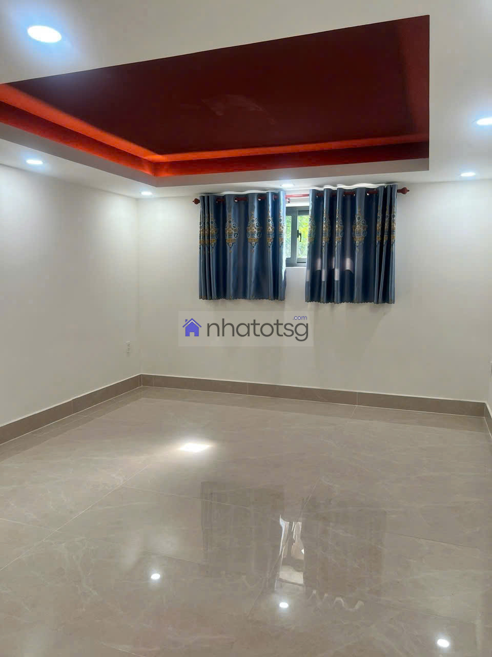 Sổ hoàn công, khu sầm uất dễ buôn bán.