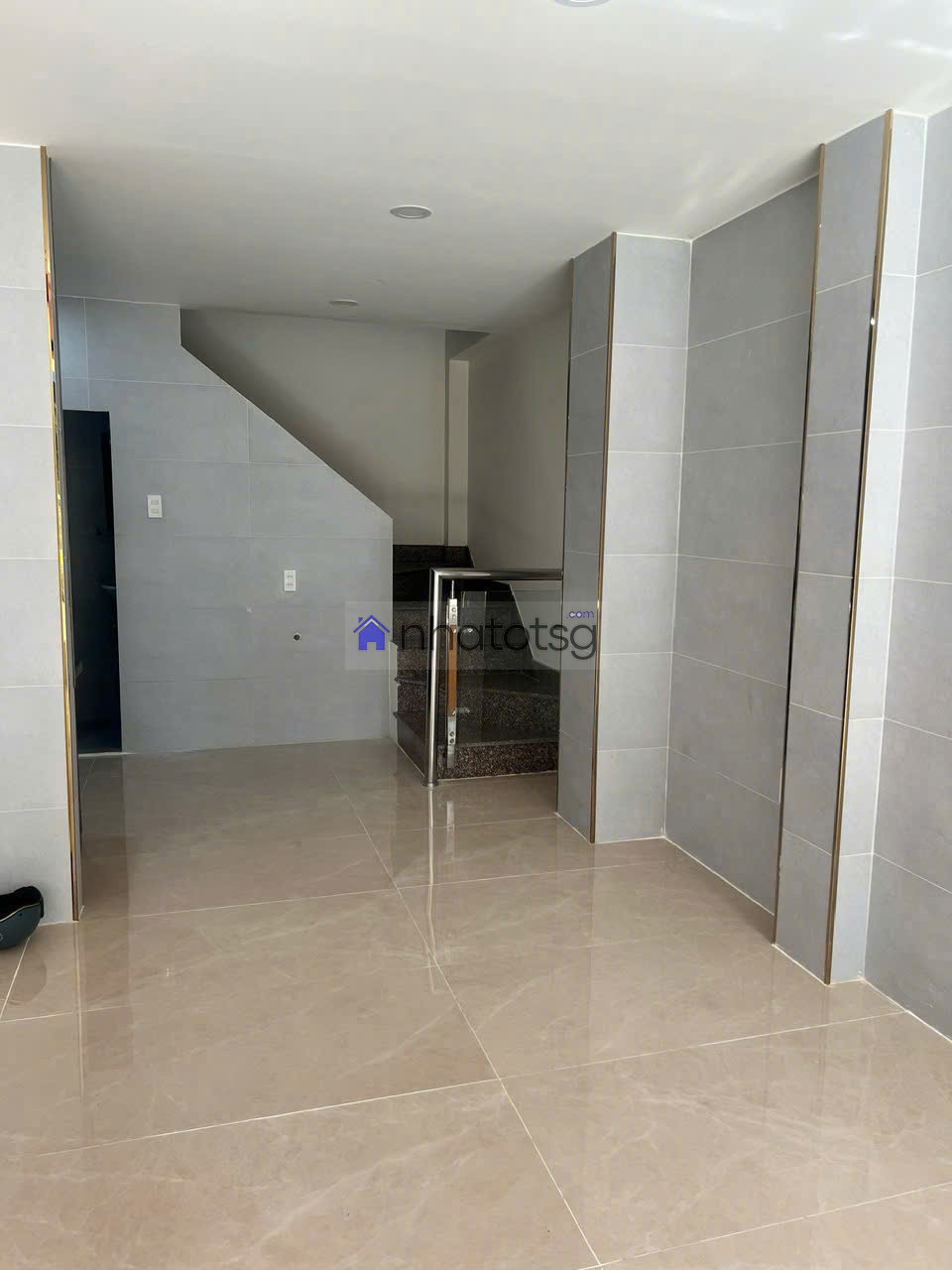 Sổ hoàn công, khu sầm uất dễ buôn bán.