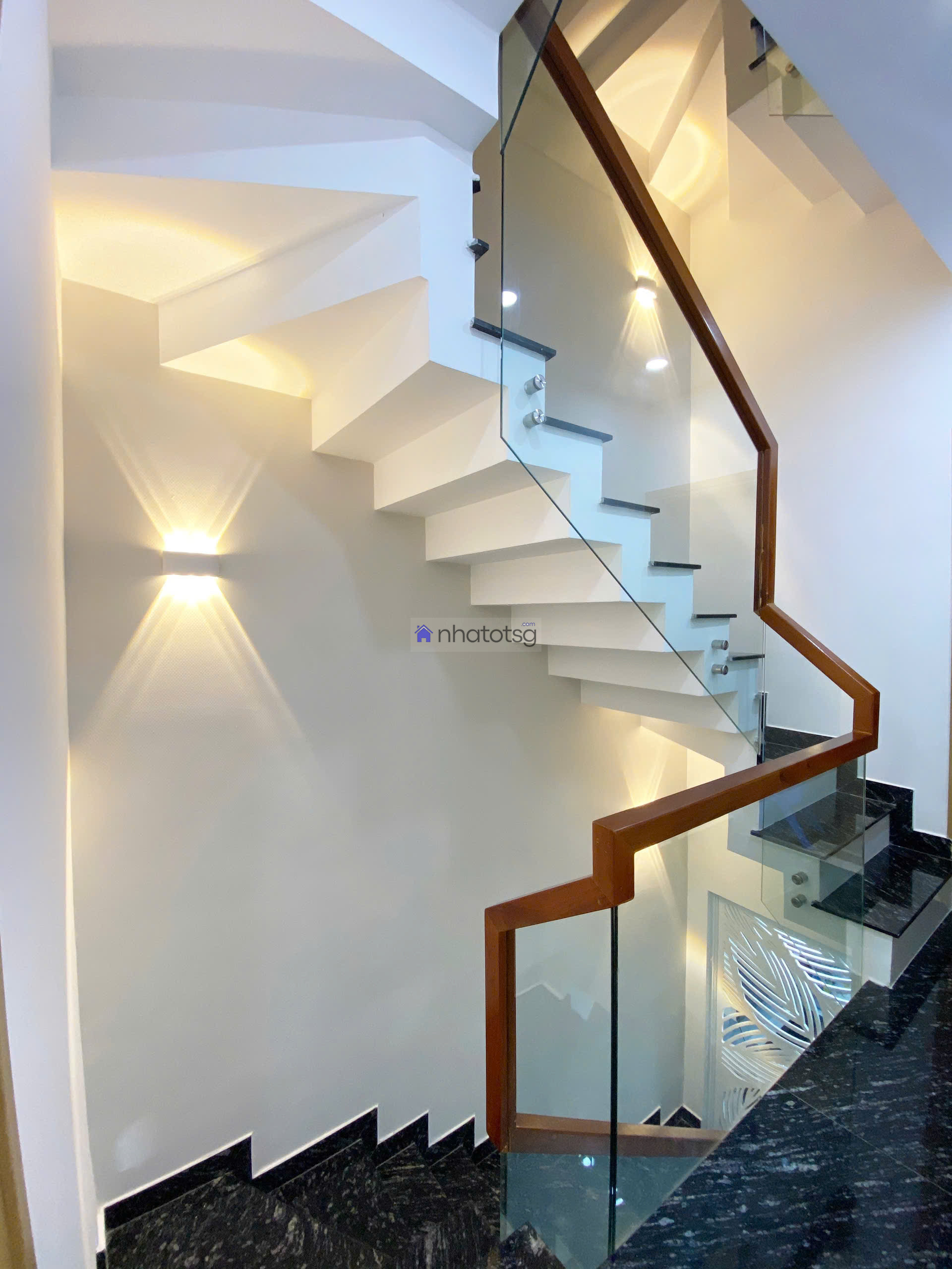 Hẻm xe hơi gần trường học, chợ, sổ hồng riêng