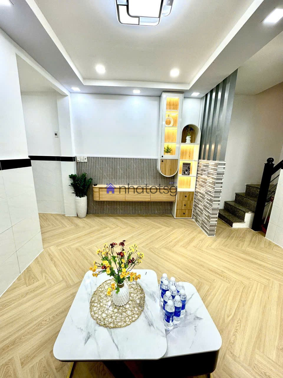 HXH Nguyễn Du. Nhà mới đẹp, gần đường, ko lộ giới.