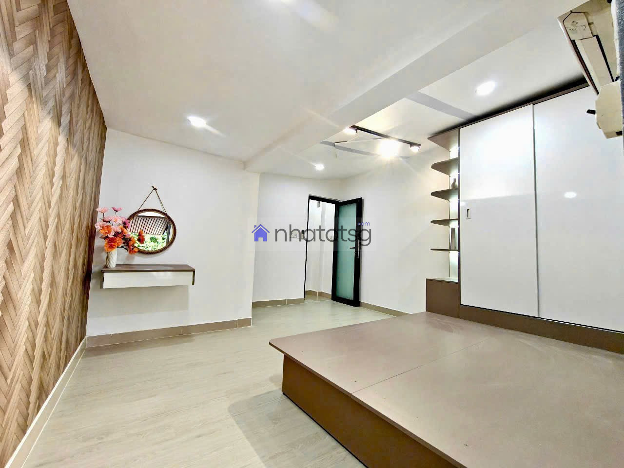 HXH Nguyễn Du. Nhà mới đẹp, gần đường, ko lộ giới.