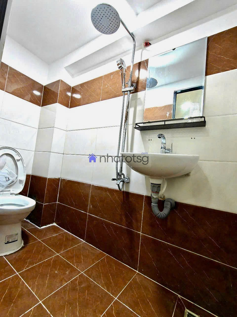 HXH Nguyễn Du. Nhà mới đẹp, gần đường, ko lộ giới.