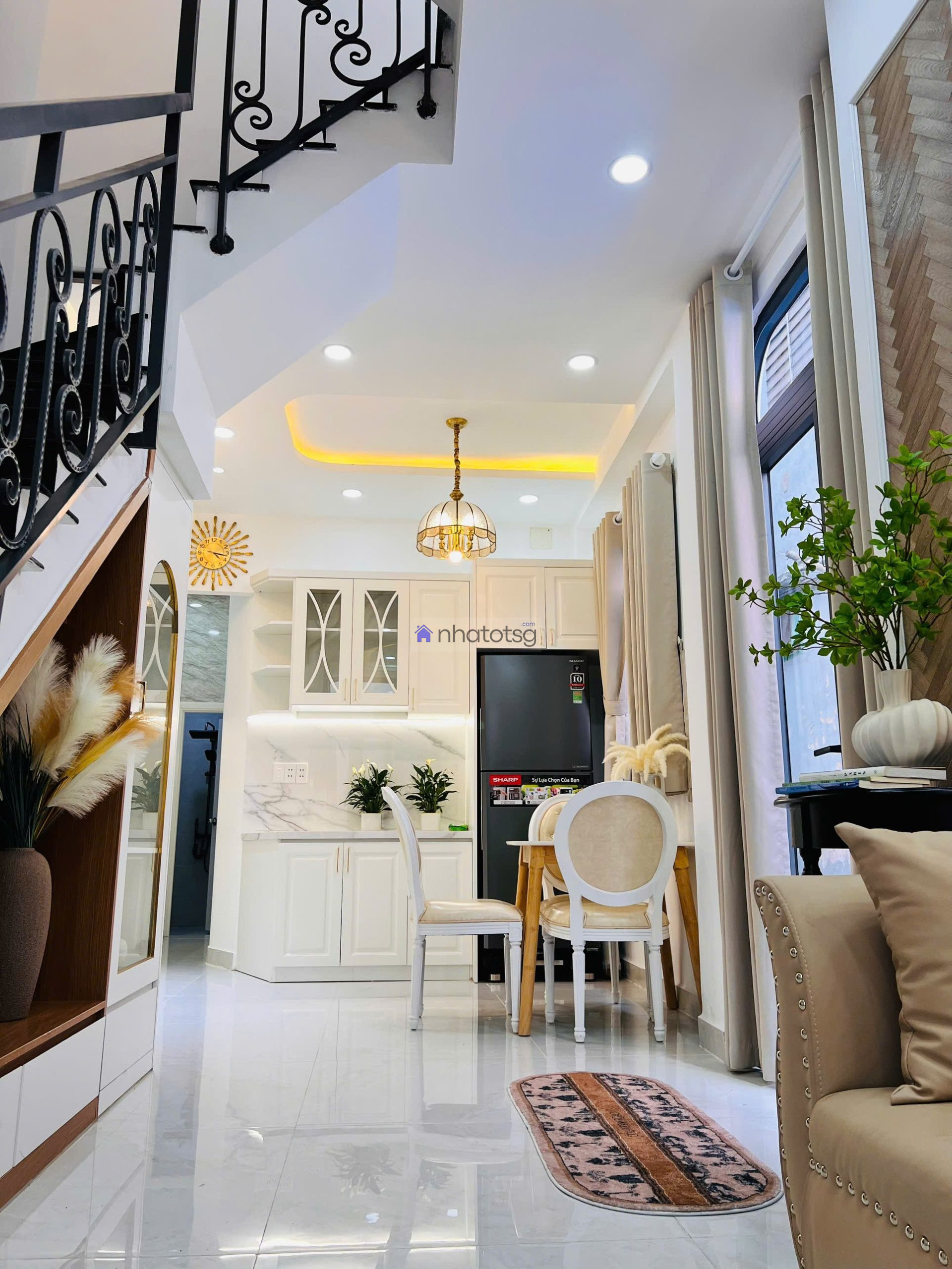 Hồ Văn Huê. Cách mặt tiền khoảng 20m. Thông ra Hoàng Văn Thụ.