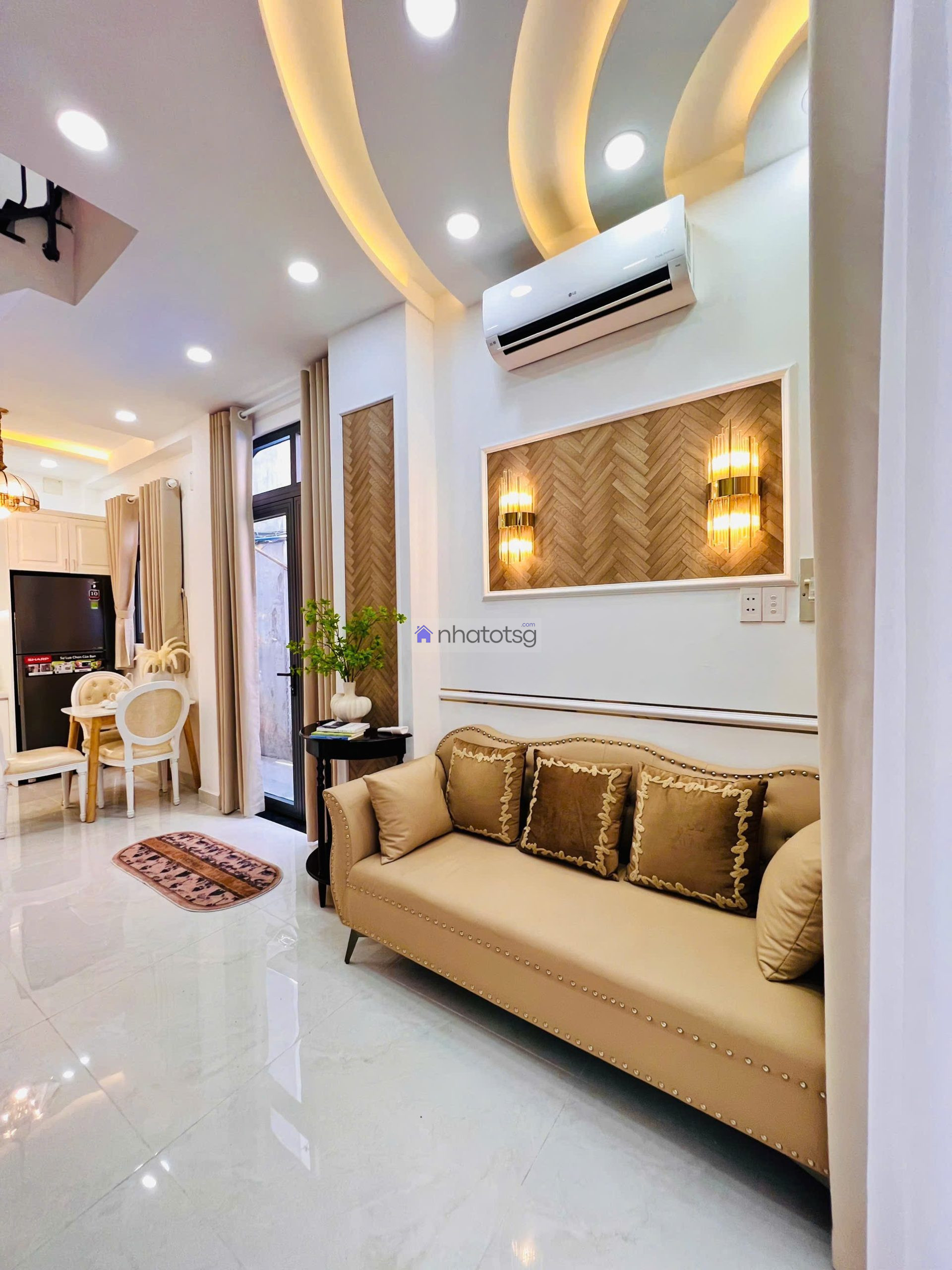 Hồ Văn Huê. Cách mặt tiền khoảng 20m. Thông ra Hoàng Văn Thụ.