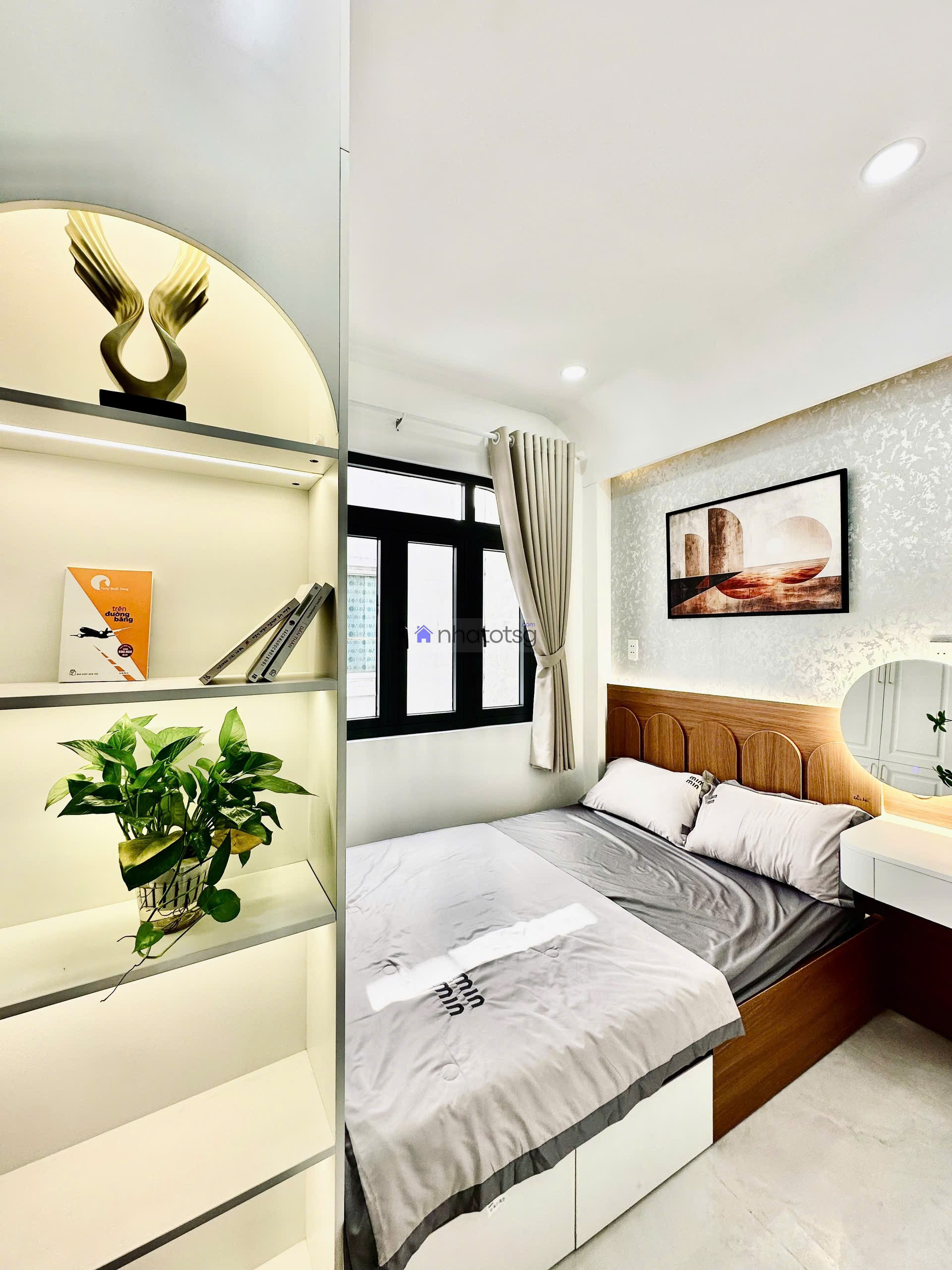 Hồ Văn Huê. Cách mặt tiền khoảng 20m. Thông ra Hoàng Văn Thụ.