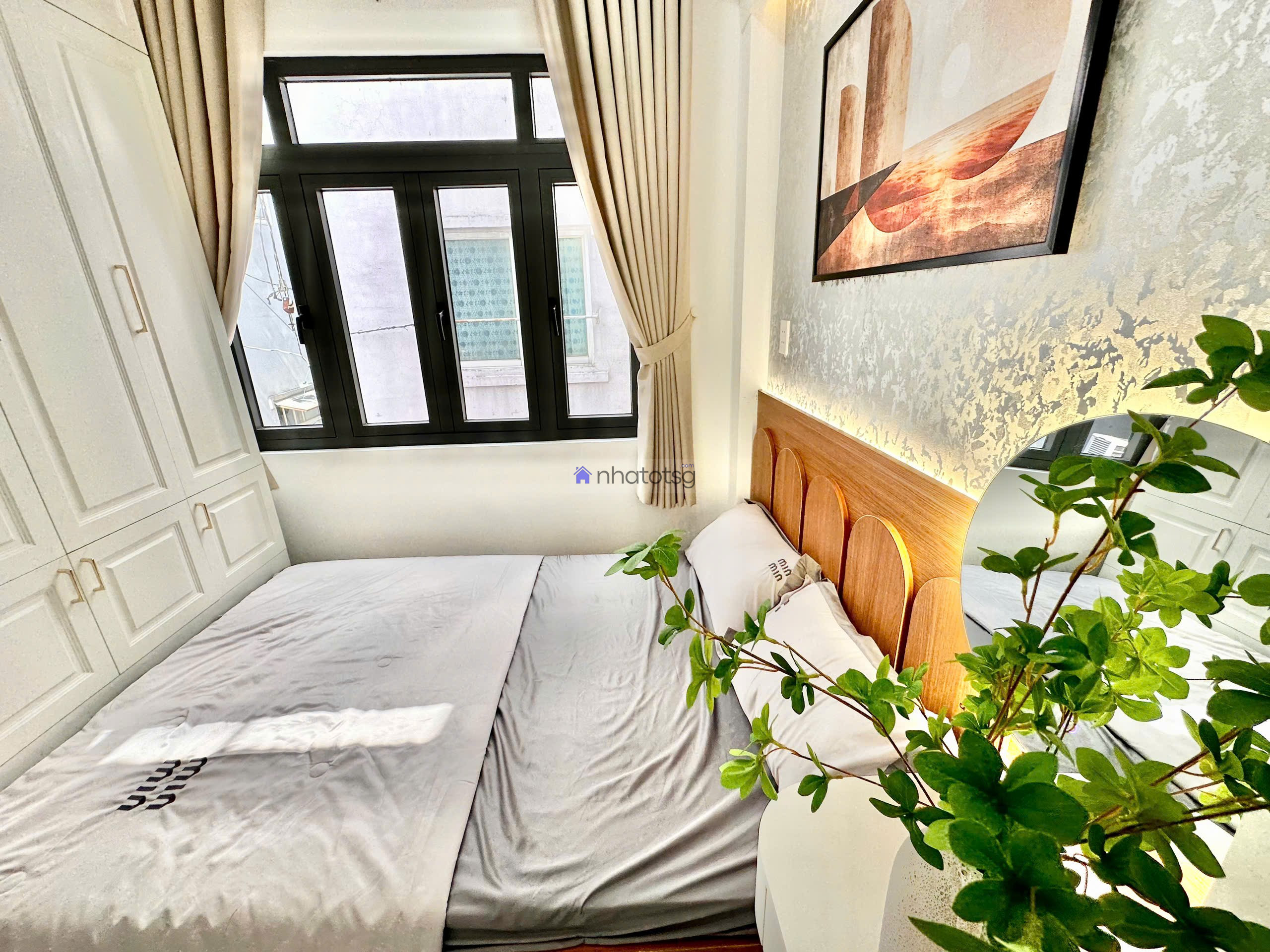 Hồ Văn Huê. Cách mặt tiền khoảng 20m. Thông ra Hoàng Văn Thụ.