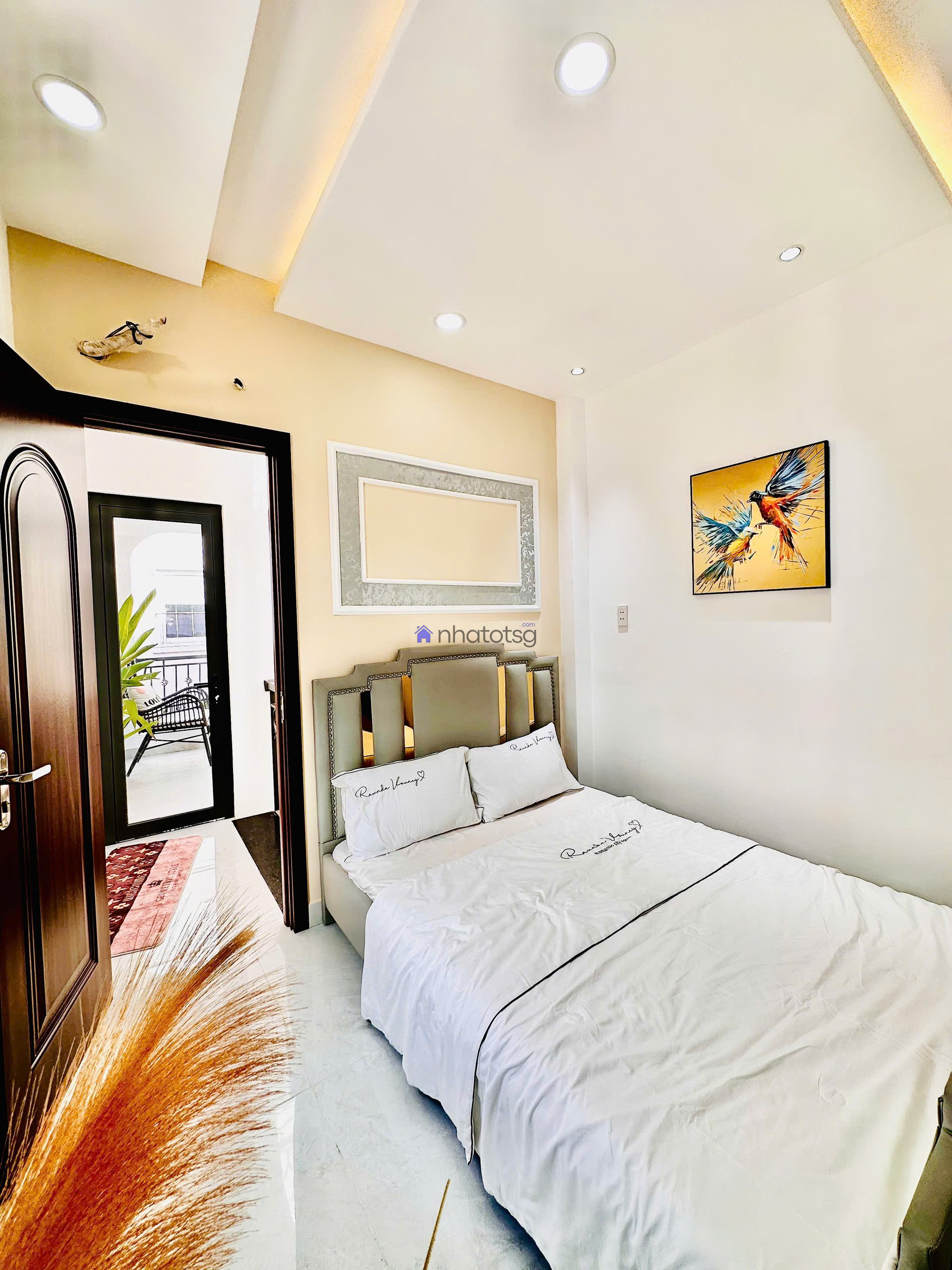 Hồ Văn Huê. Cách mặt tiền khoảng 20m. Thông ra Hoàng Văn Thụ.