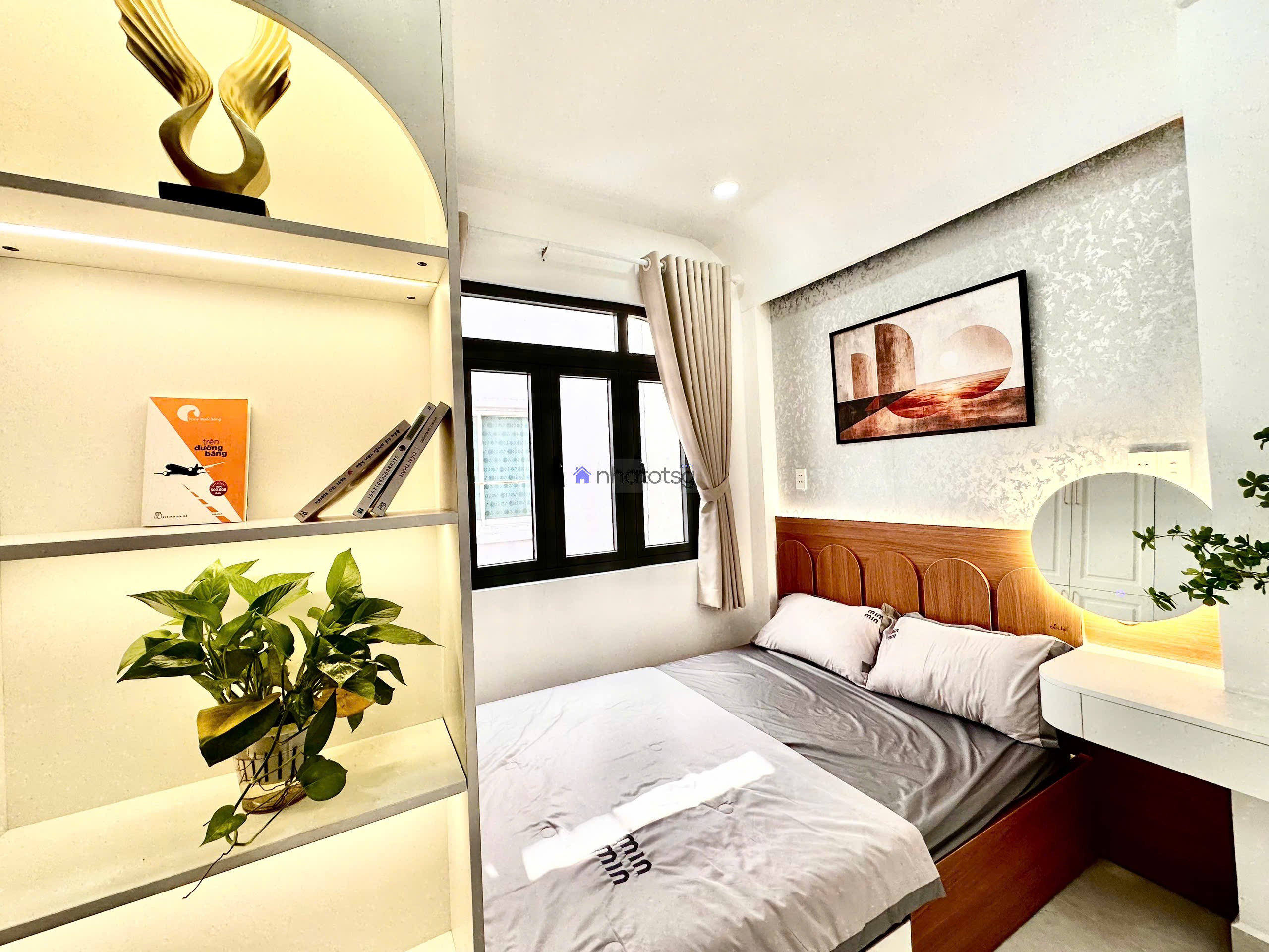 Hồ Văn Huê. Cách mặt tiền khoảng 20m. Thông ra Hoàng Văn Thụ.