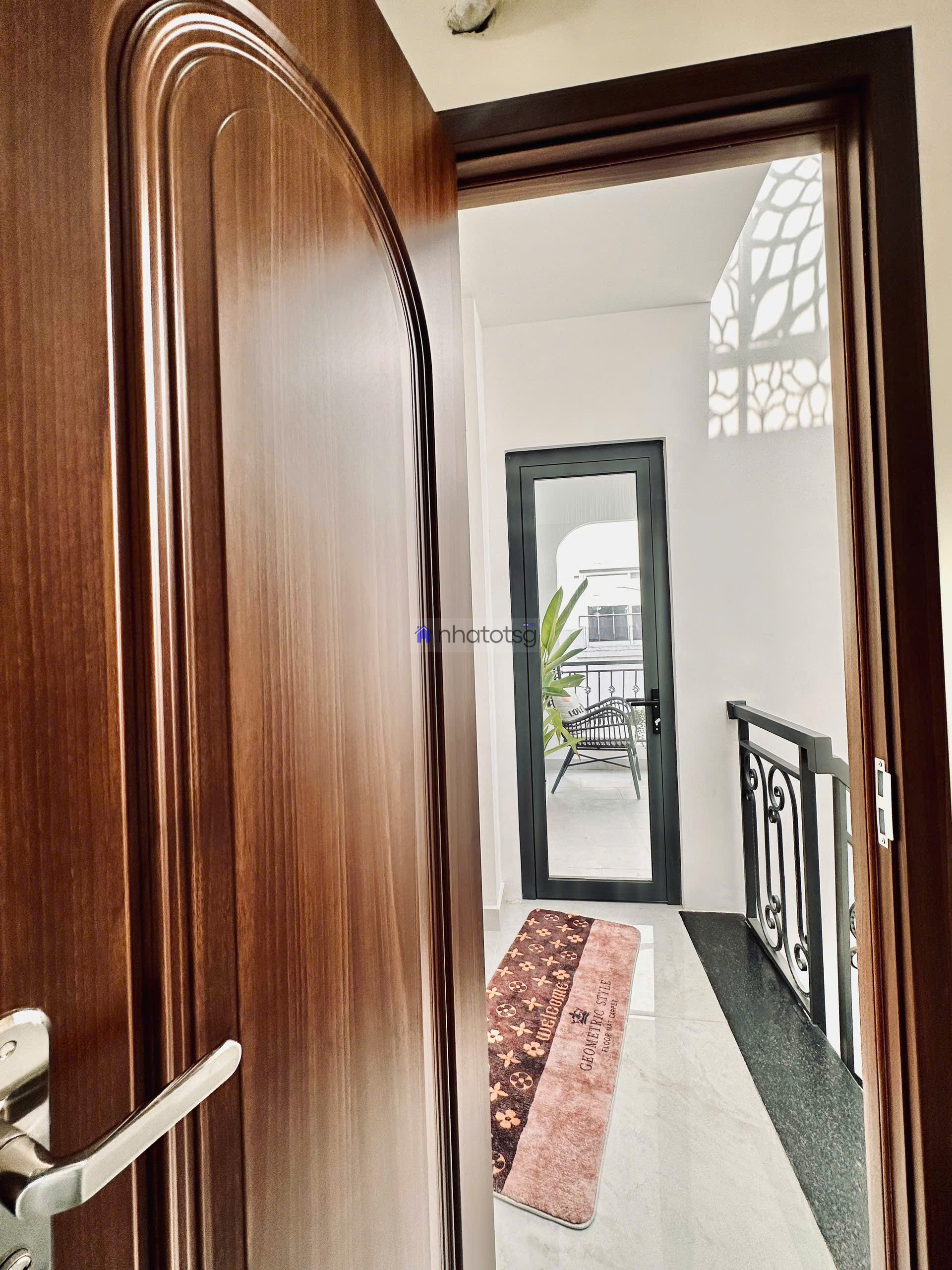 Hồ Văn Huê. Cách mặt tiền khoảng 20m. Thông ra Hoàng Văn Thụ.