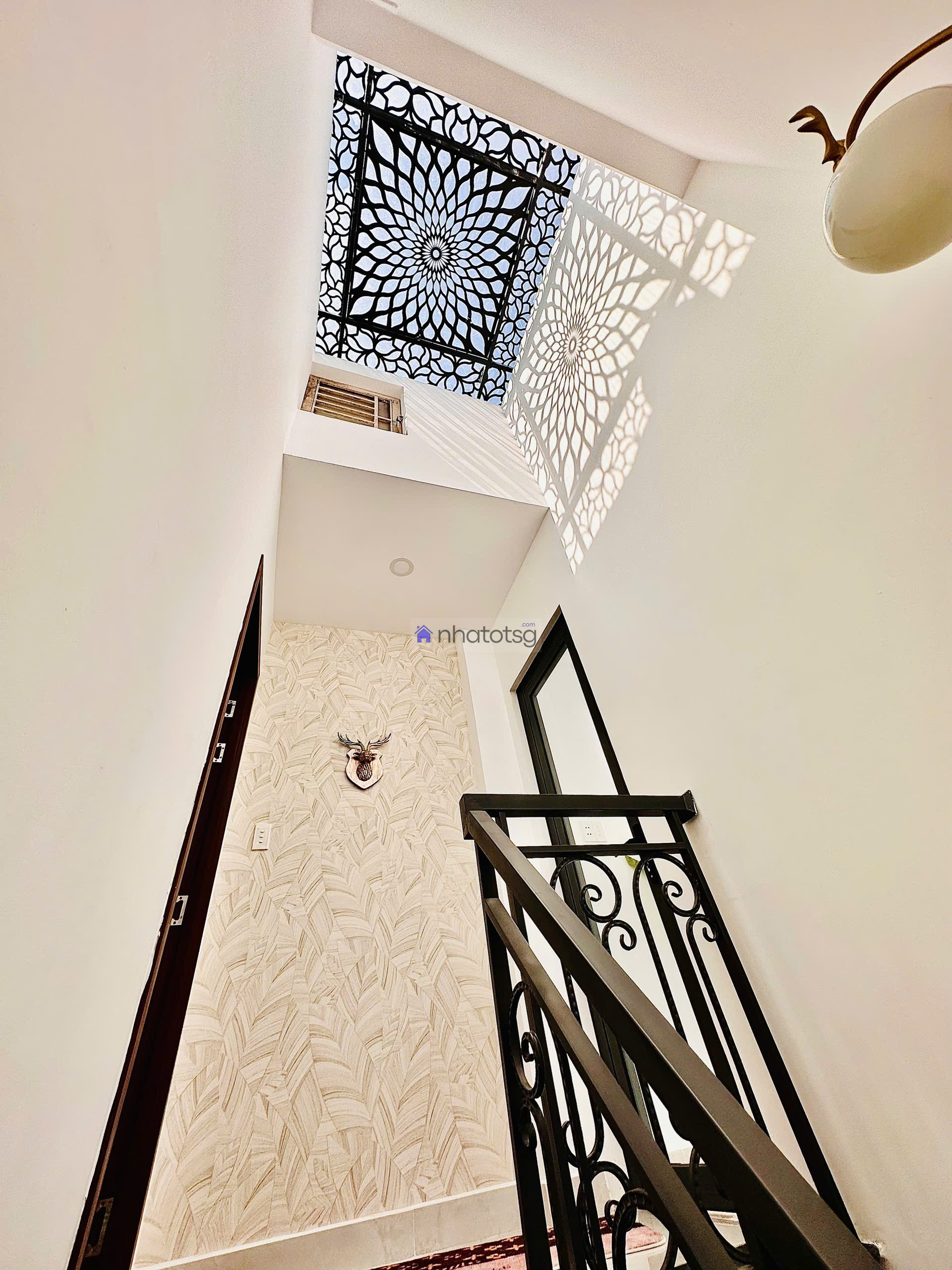 Hồ Văn Huê. Cách mặt tiền khoảng 20m. Thông ra Hoàng Văn Thụ.