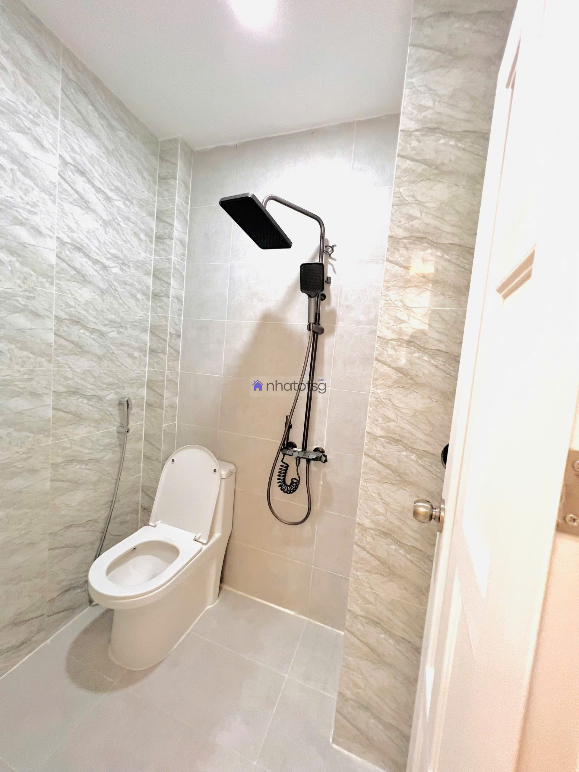 Hồ Văn Huê. Cách mặt tiền khoảng 20m. Thông ra Hoàng Văn Thụ.