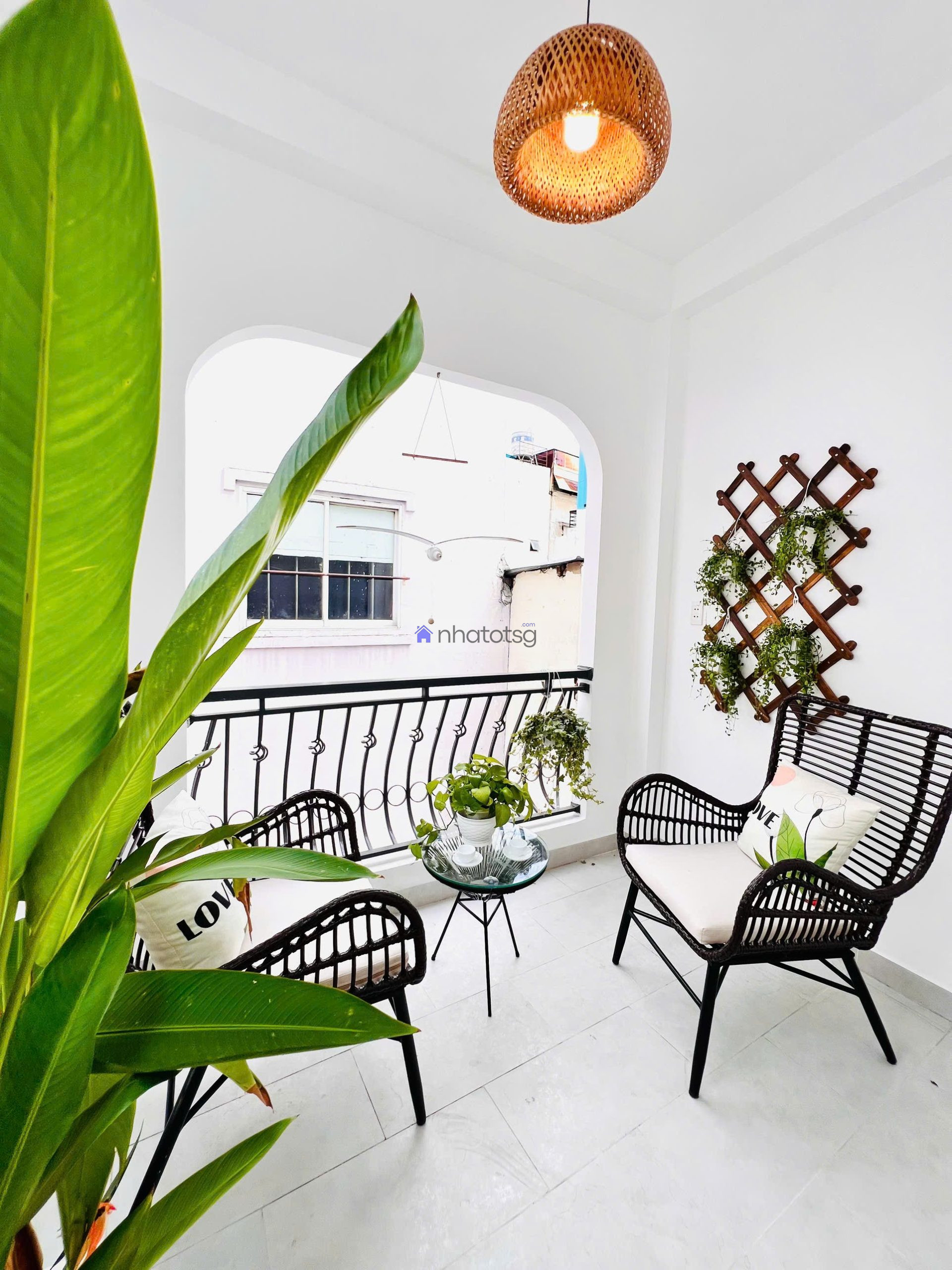 Hồ Văn Huê. Cách mặt tiền khoảng 20m. Thông ra Hoàng Văn Thụ.