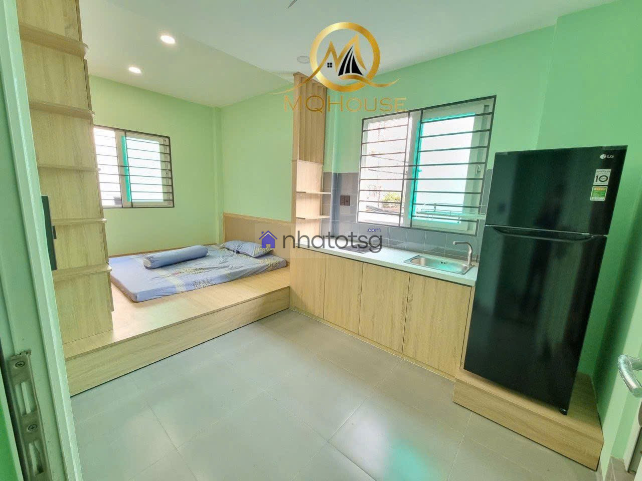 Vị trí đắc địa, gần sân bay Tân Sơn Nhất. Mặt tiền rộng, thuận tiện cho việc kinh doanh