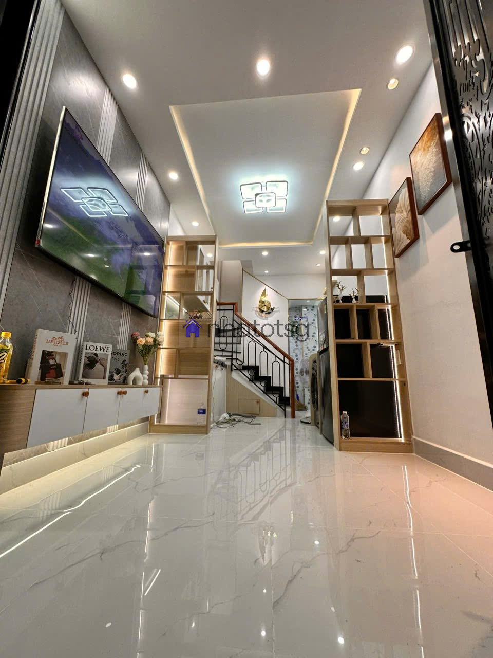 Mặt tiền Nguyễn Trường Tộ. Ngay chợ Phú Nhuận.