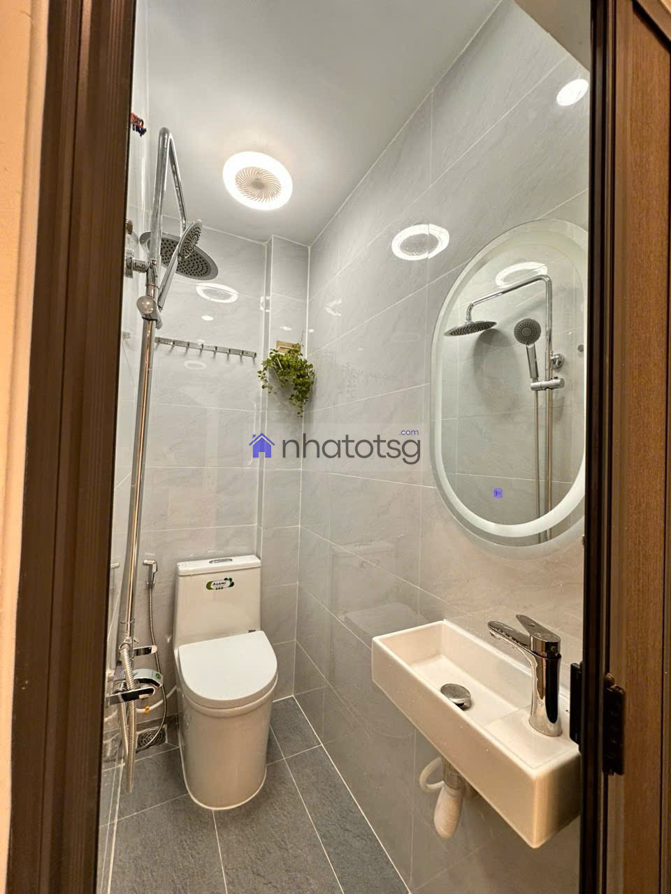 Mặt tiền Nguyễn Trường Tộ. Ngay chợ Phú Nhuận.