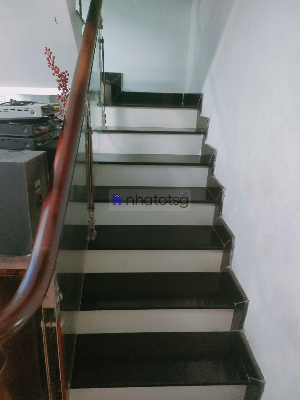 Hẻm xe hơi, Trung Mỹ Tây 9, khu vực đông dân cư, cao ráo không ngập, có thể kinh doanh buôn bán.