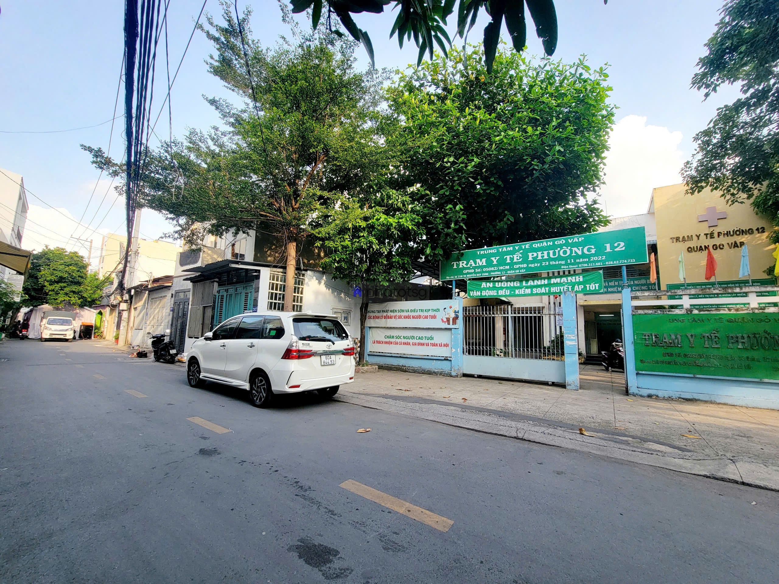 Trường Cấp 2 Tân Sơn - Ô tô ngủ trong nhà.