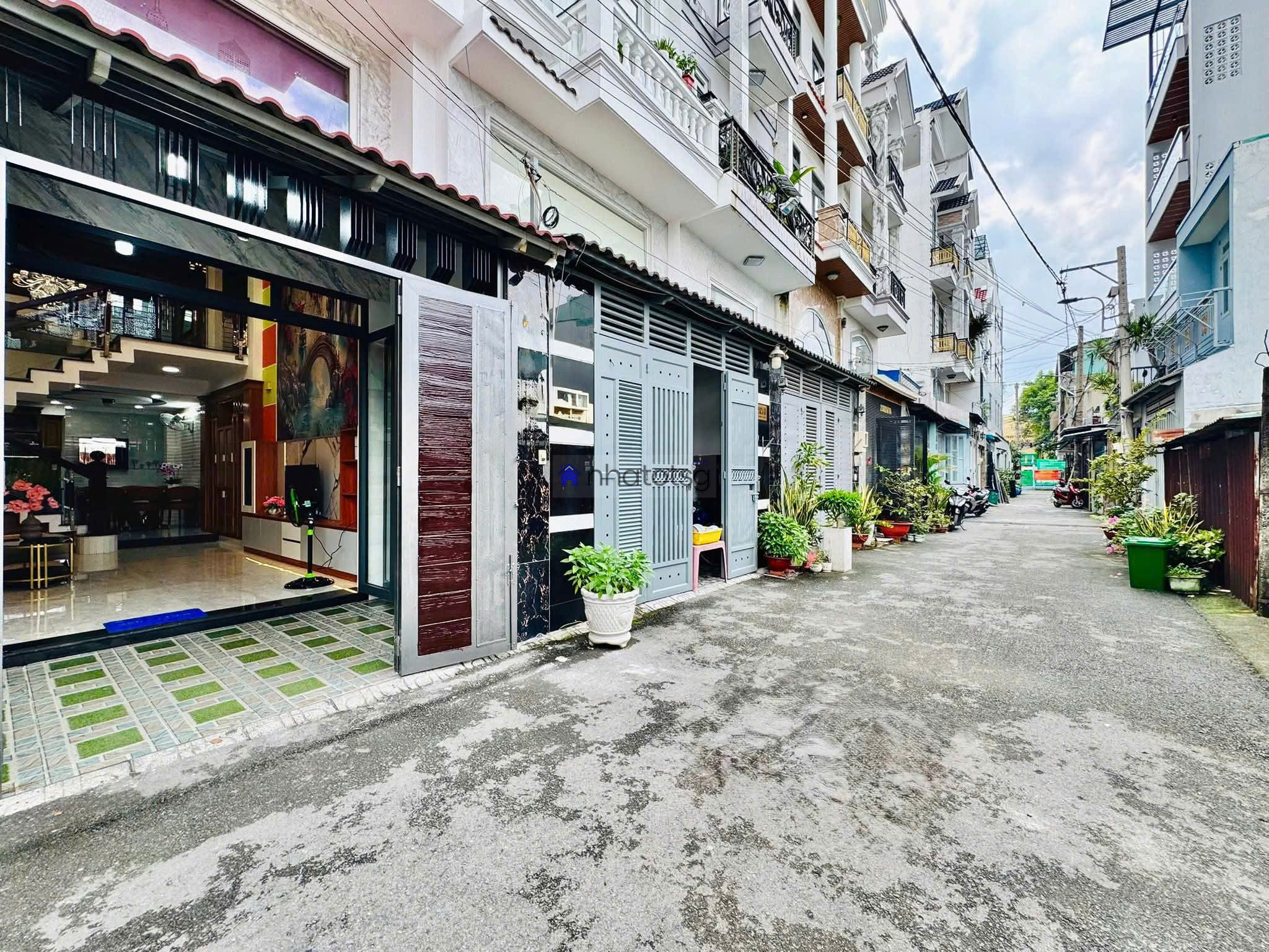 Trường Cấp 2 Tân Sơn - Ô tô ngủ trong nhà.