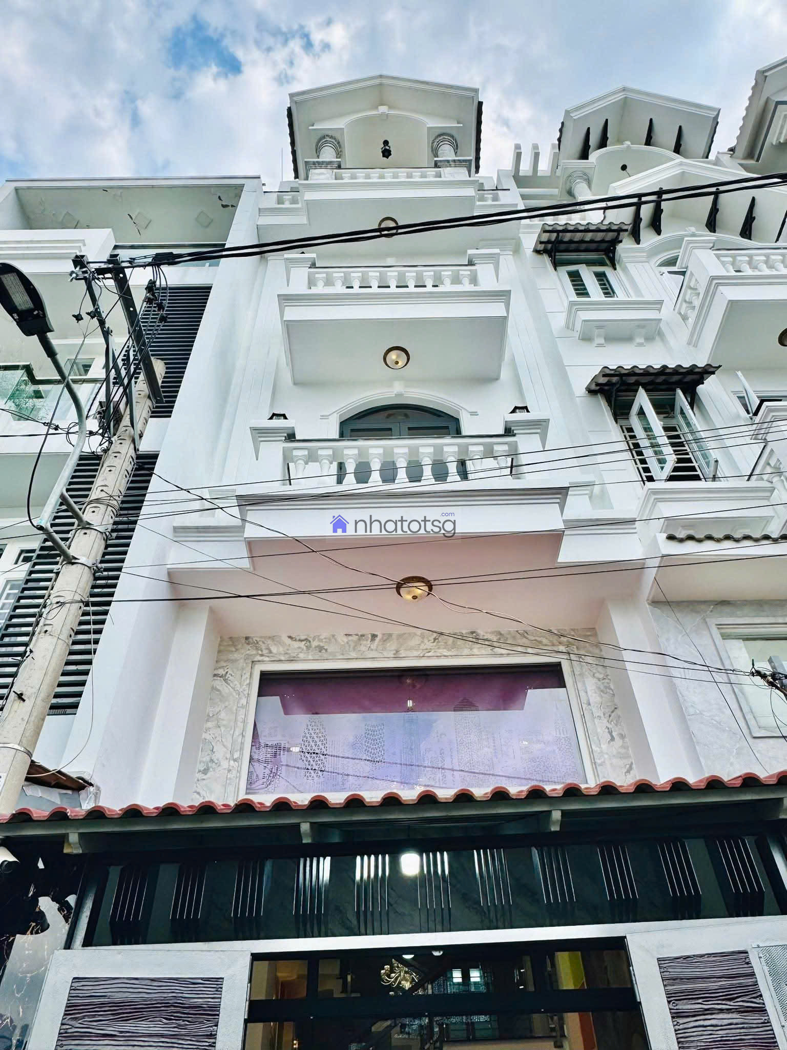 Trường Cấp 2 Tân Sơn - Ô tô ngủ trong nhà.