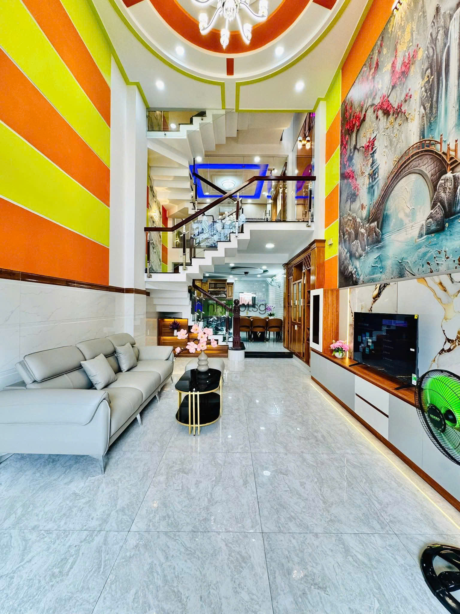 Trường Cấp 2 Tân Sơn - Ô tô ngủ trong nhà.