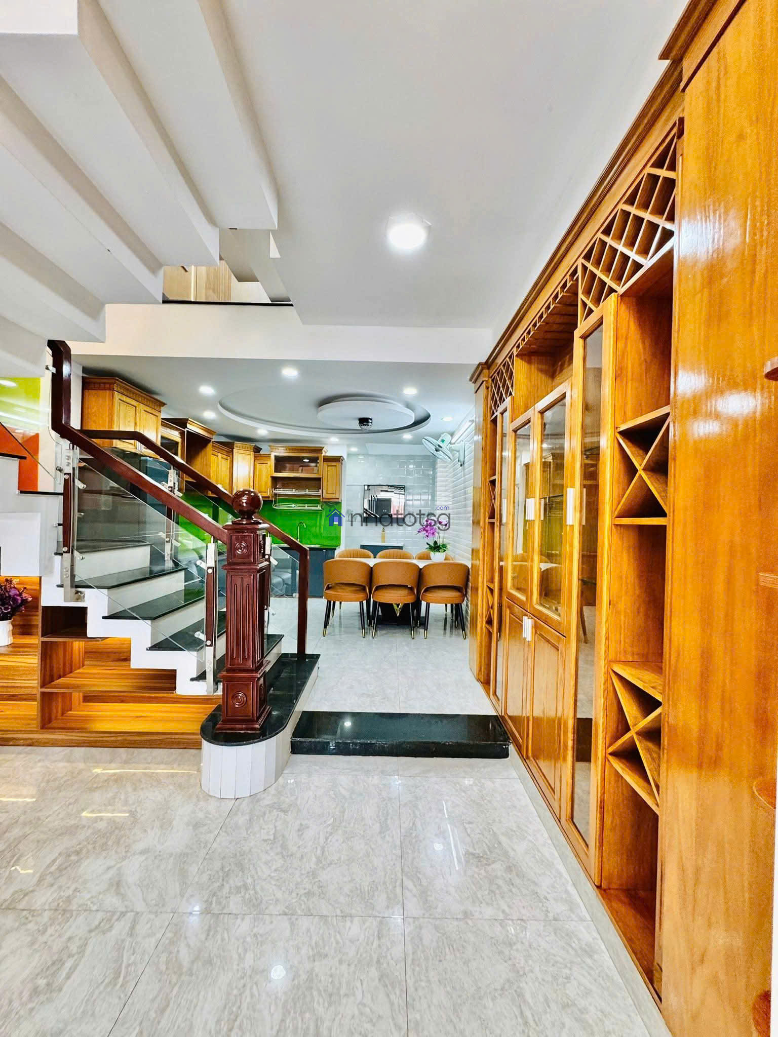 Trường Cấp 2 Tân Sơn - Ô tô ngủ trong nhà.