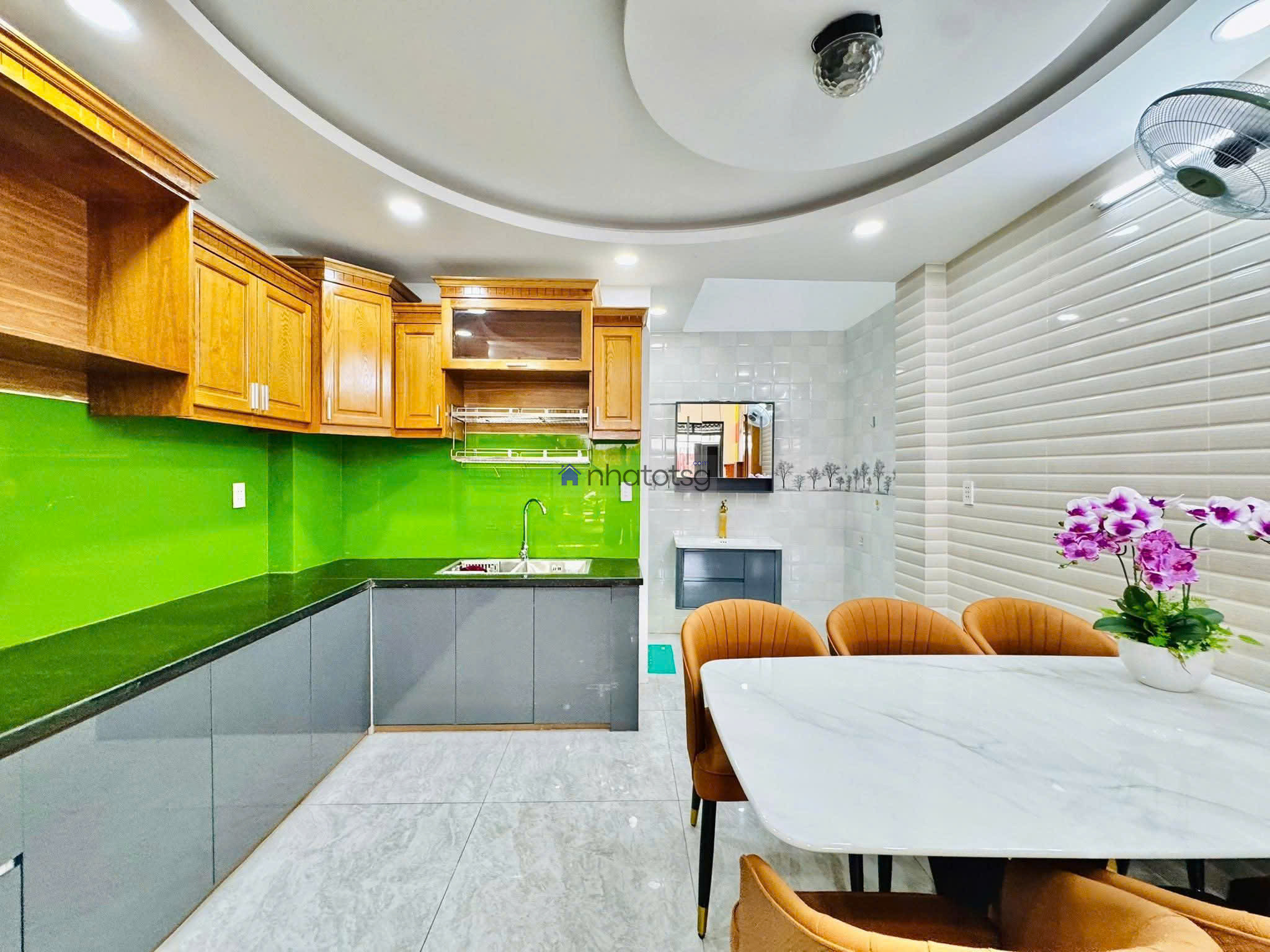 Trường Cấp 2 Tân Sơn - Ô tô ngủ trong nhà.