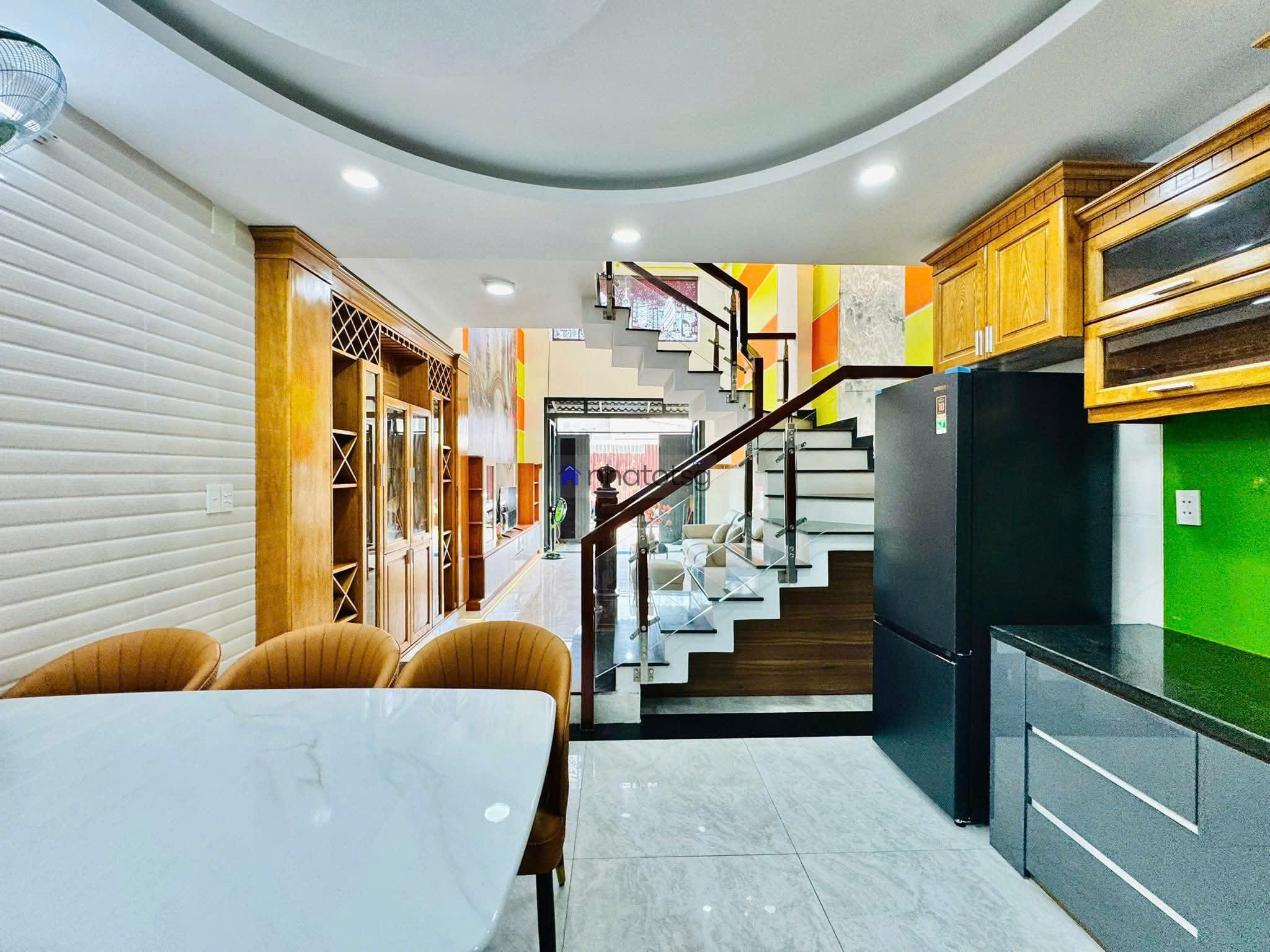 Trường Cấp 2 Tân Sơn - Ô tô ngủ trong nhà.