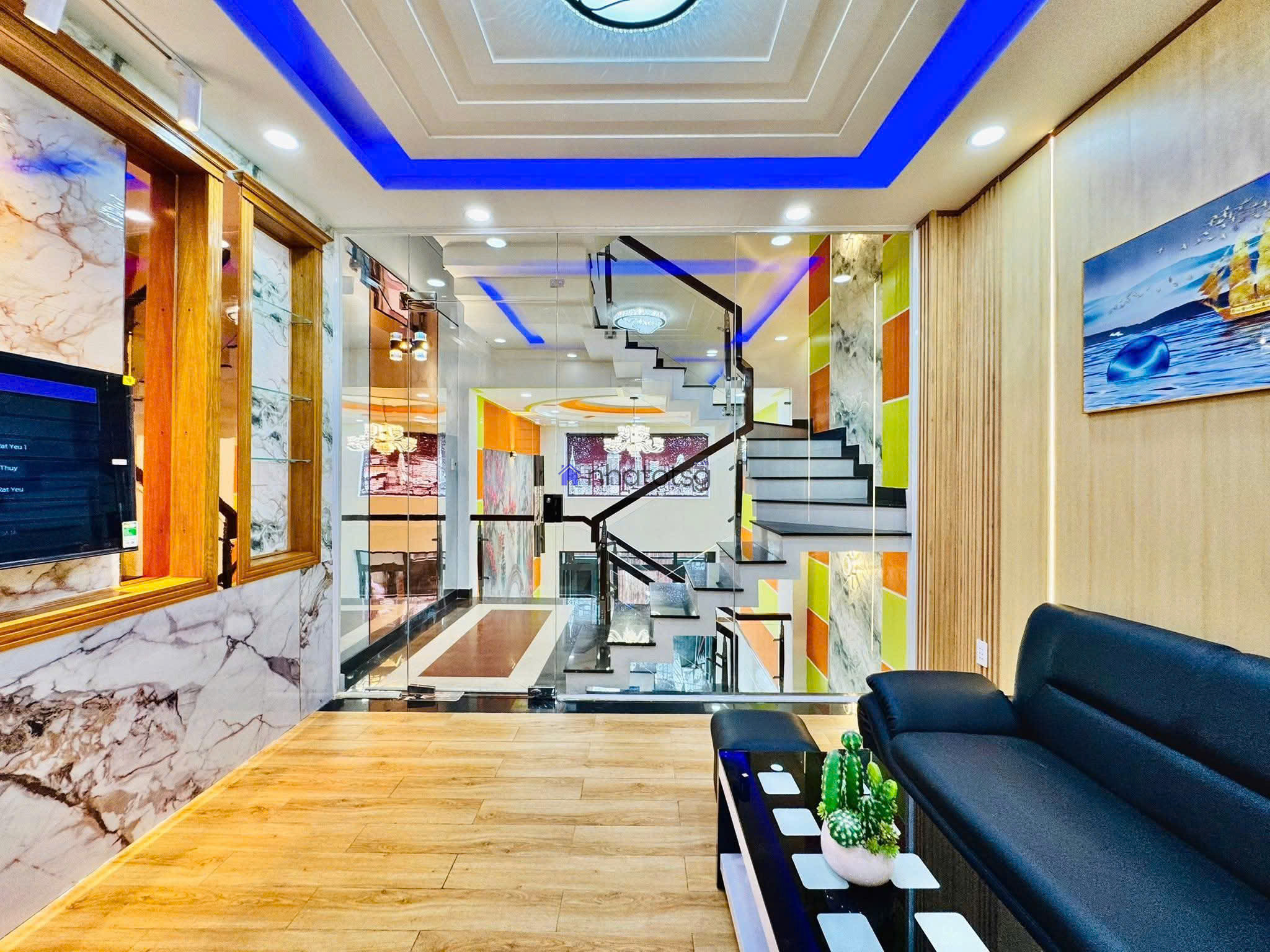 Trường Cấp 2 Tân Sơn - Ô tô ngủ trong nhà.