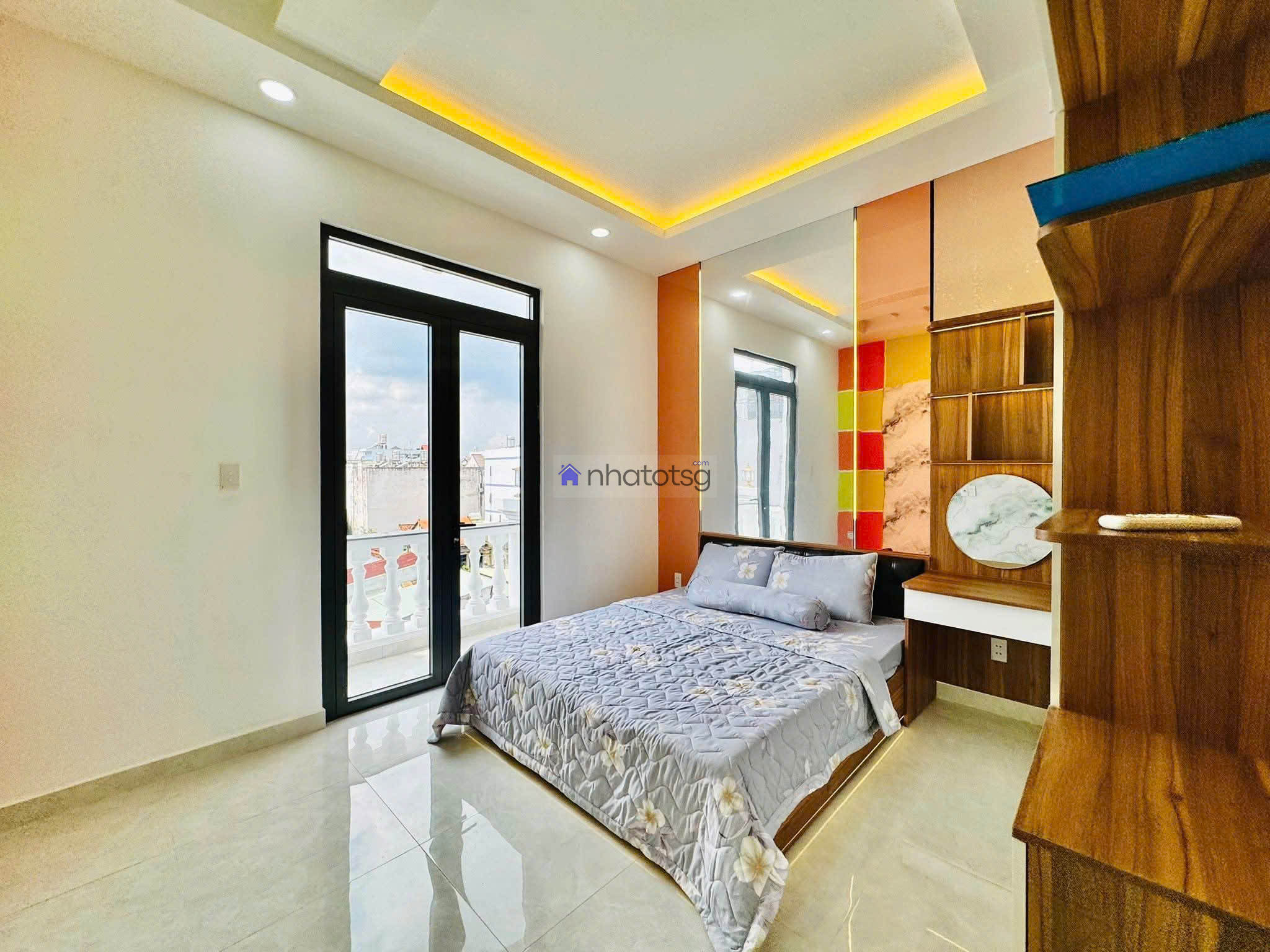 Trường Cấp 2 Tân Sơn - Ô tô ngủ trong nhà.