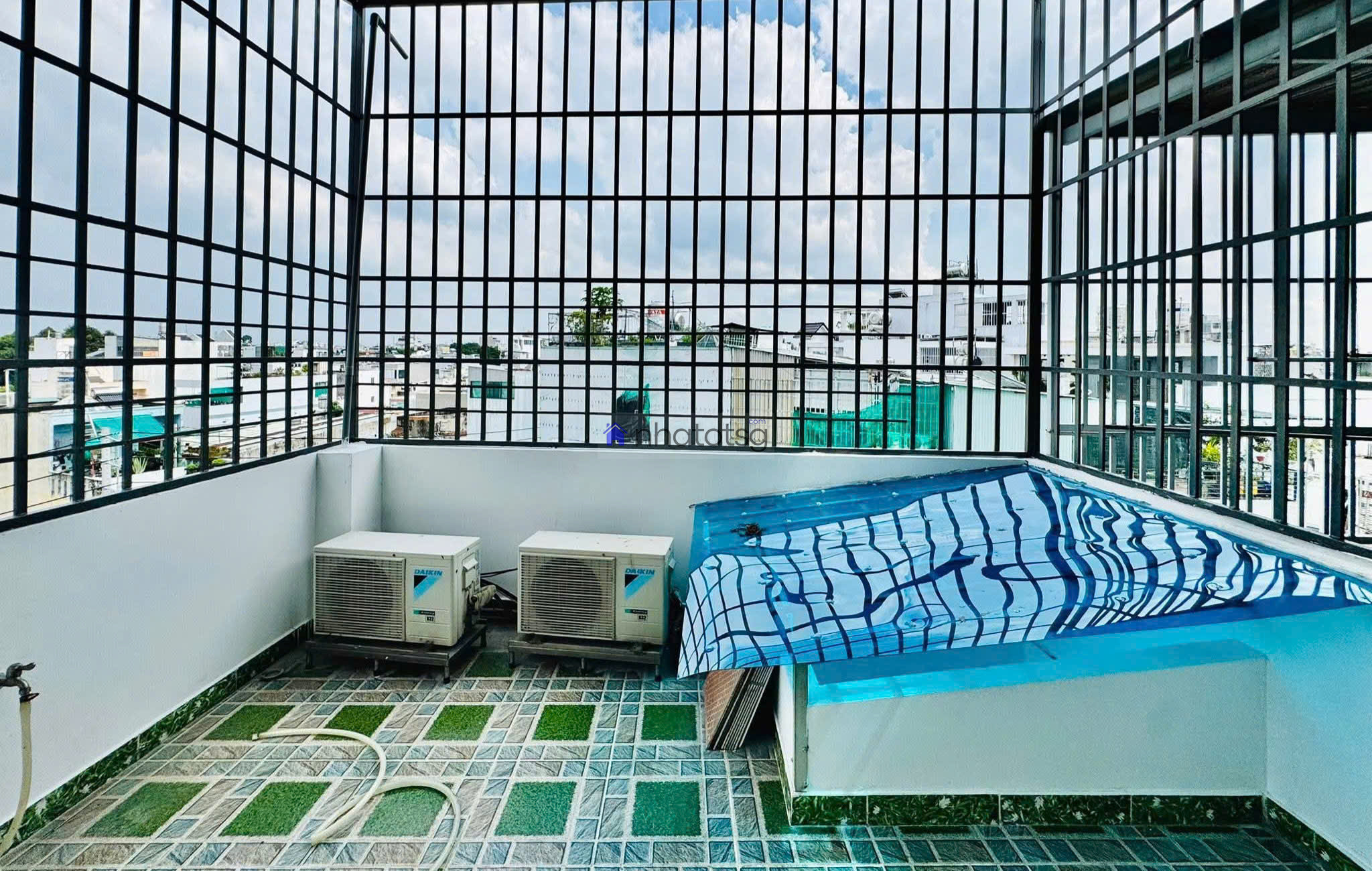 Trường Cấp 2 Tân Sơn - Ô tô ngủ trong nhà.