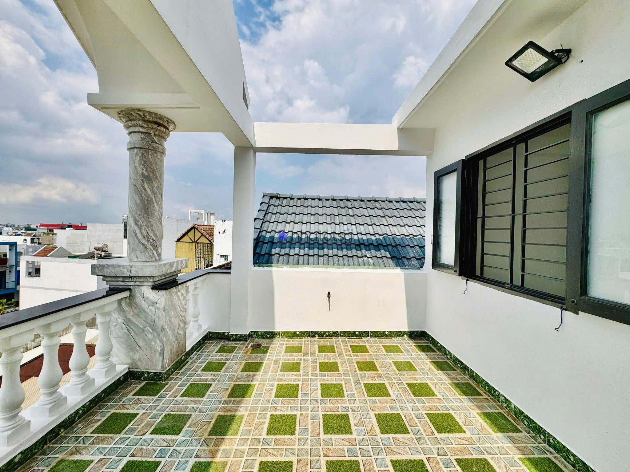 Trường Cấp 2 Tân Sơn - Ô tô ngủ trong nhà.