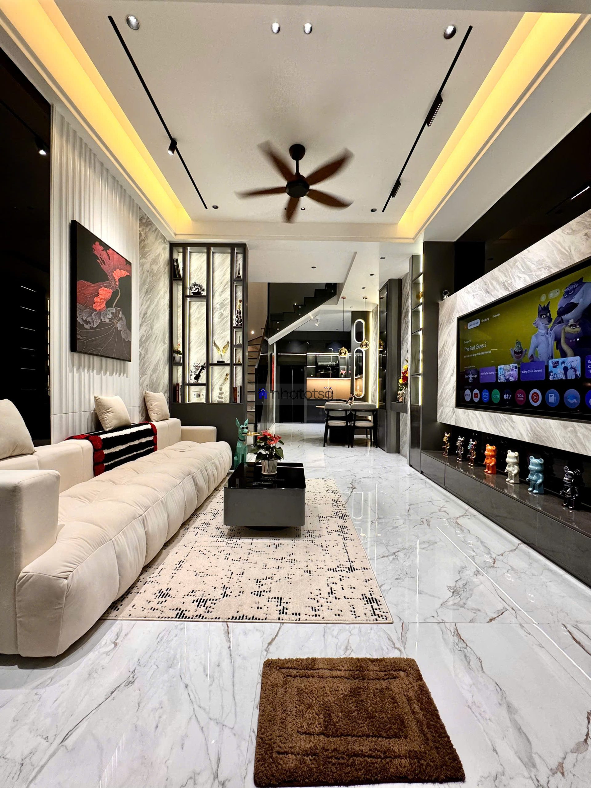 SIÊU PHẨM LUXURY, Ô TÔ ĐẬU CỬA.