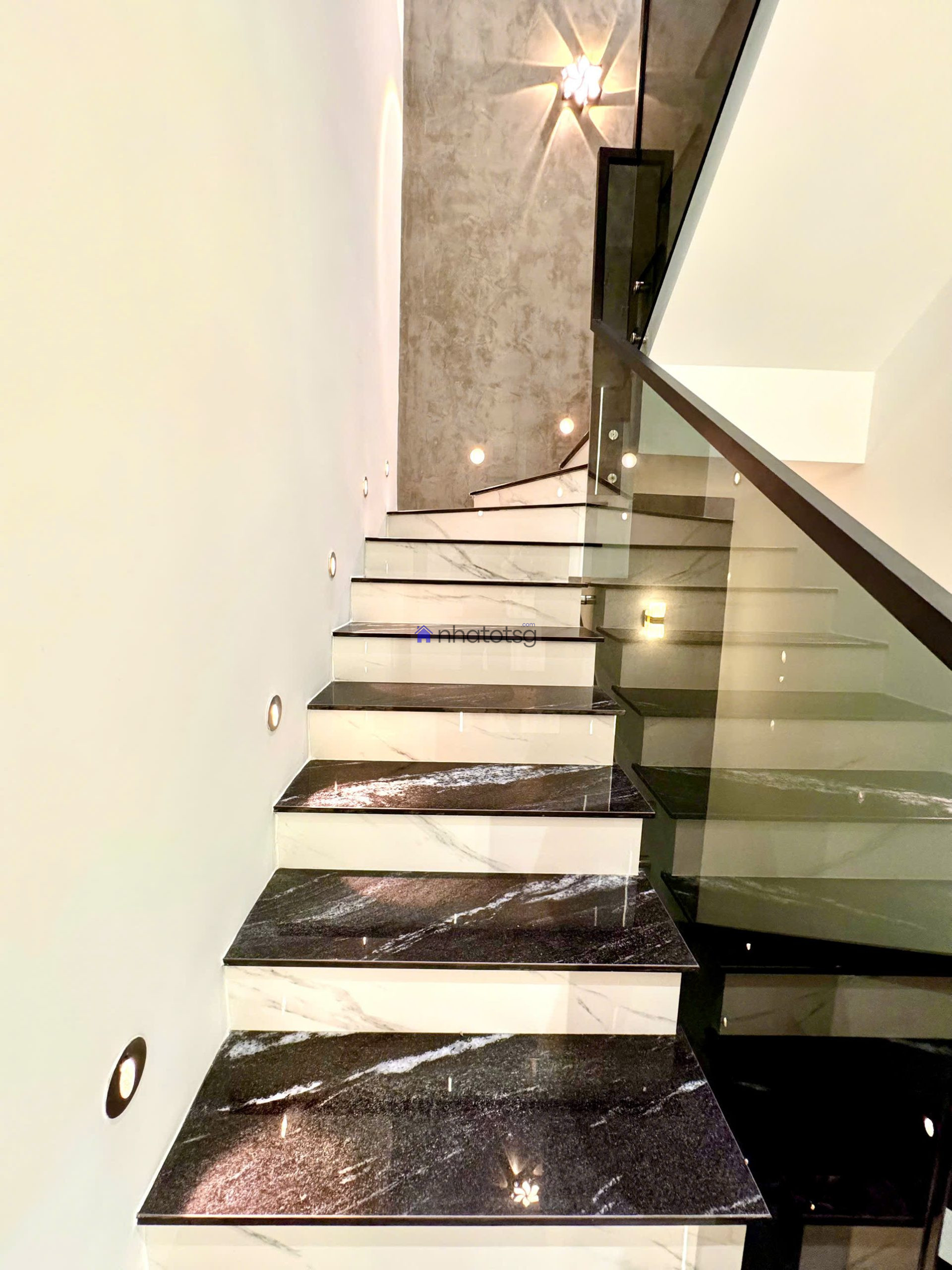 SIÊU PHẨM LUXURY, Ô TÔ ĐẬU CỬA.