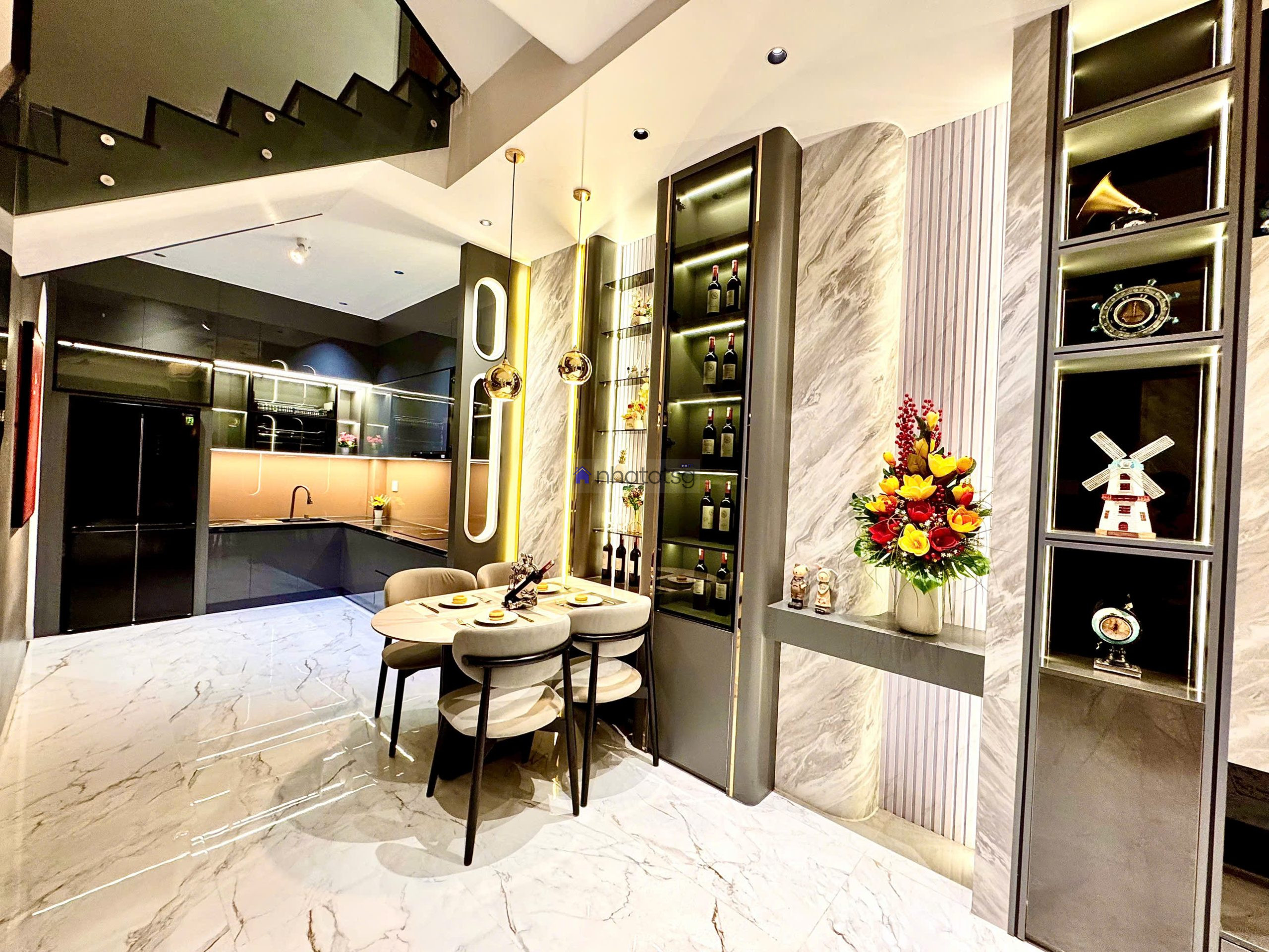 SIÊU PHẨM LUXURY, Ô TÔ ĐẬU CỬA.