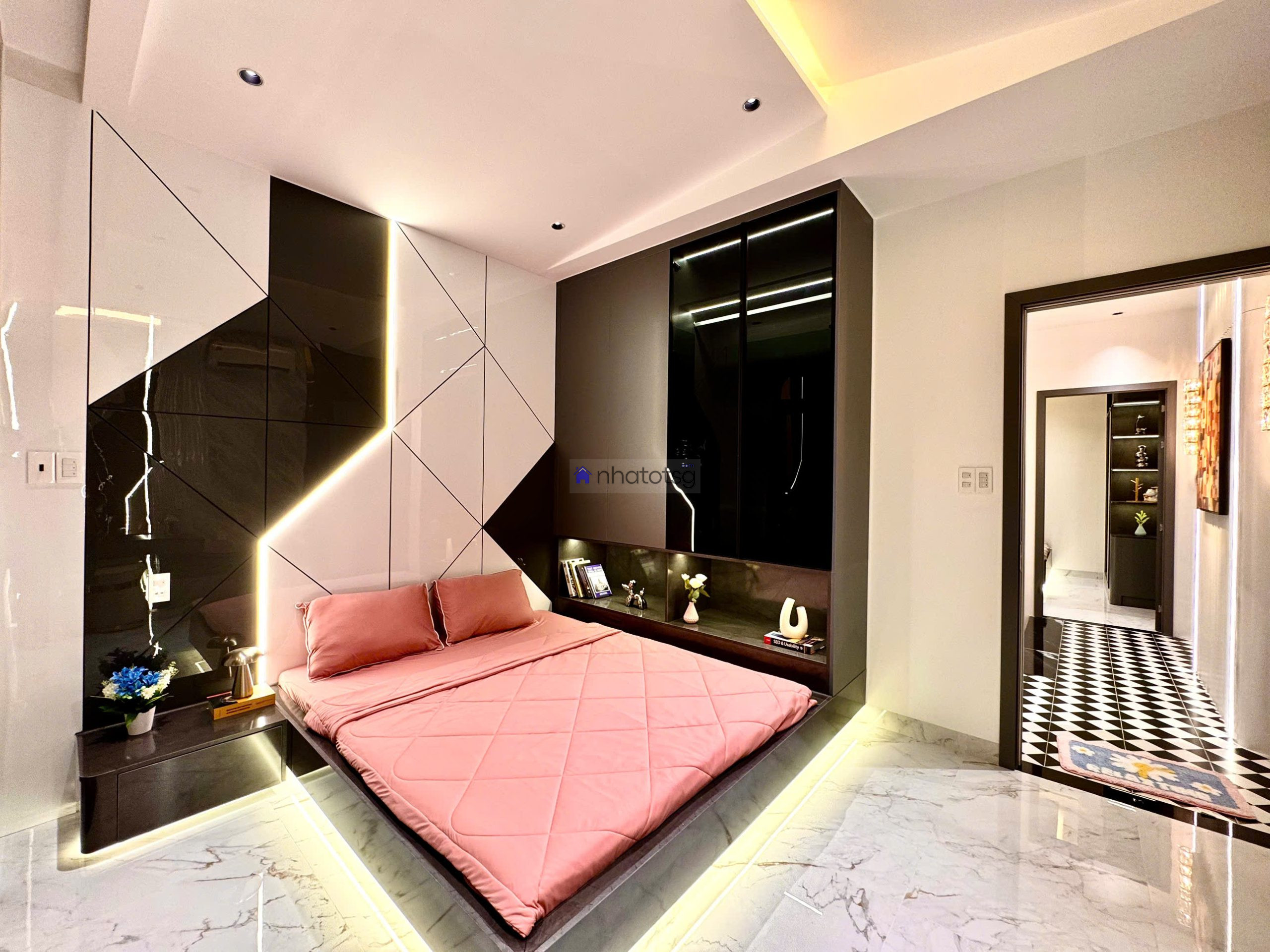 SIÊU PHẨM LUXURY, Ô TÔ ĐẬU CỬA.