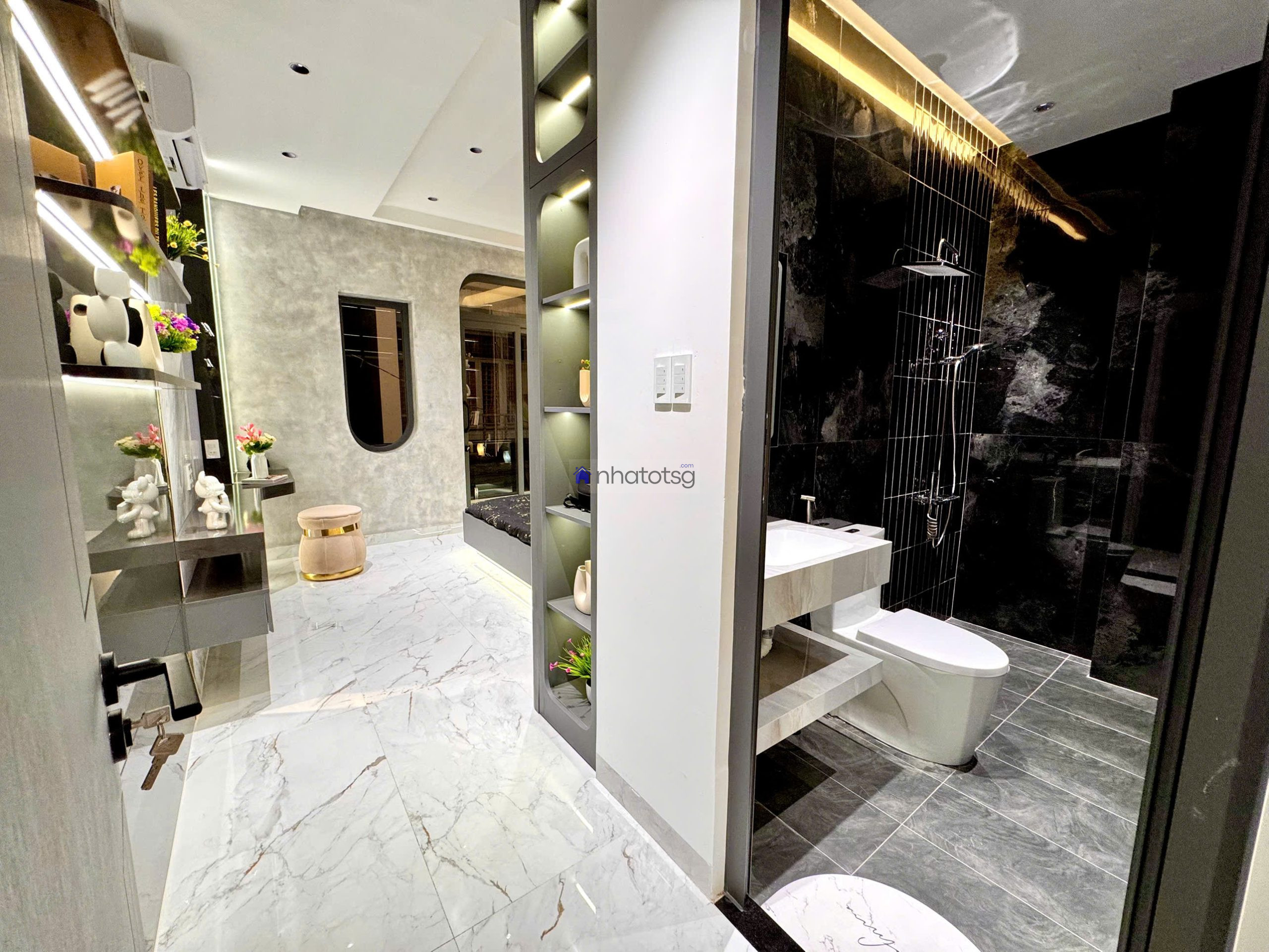 SIÊU PHẨM LUXURY, Ô TÔ ĐẬU CỬA.