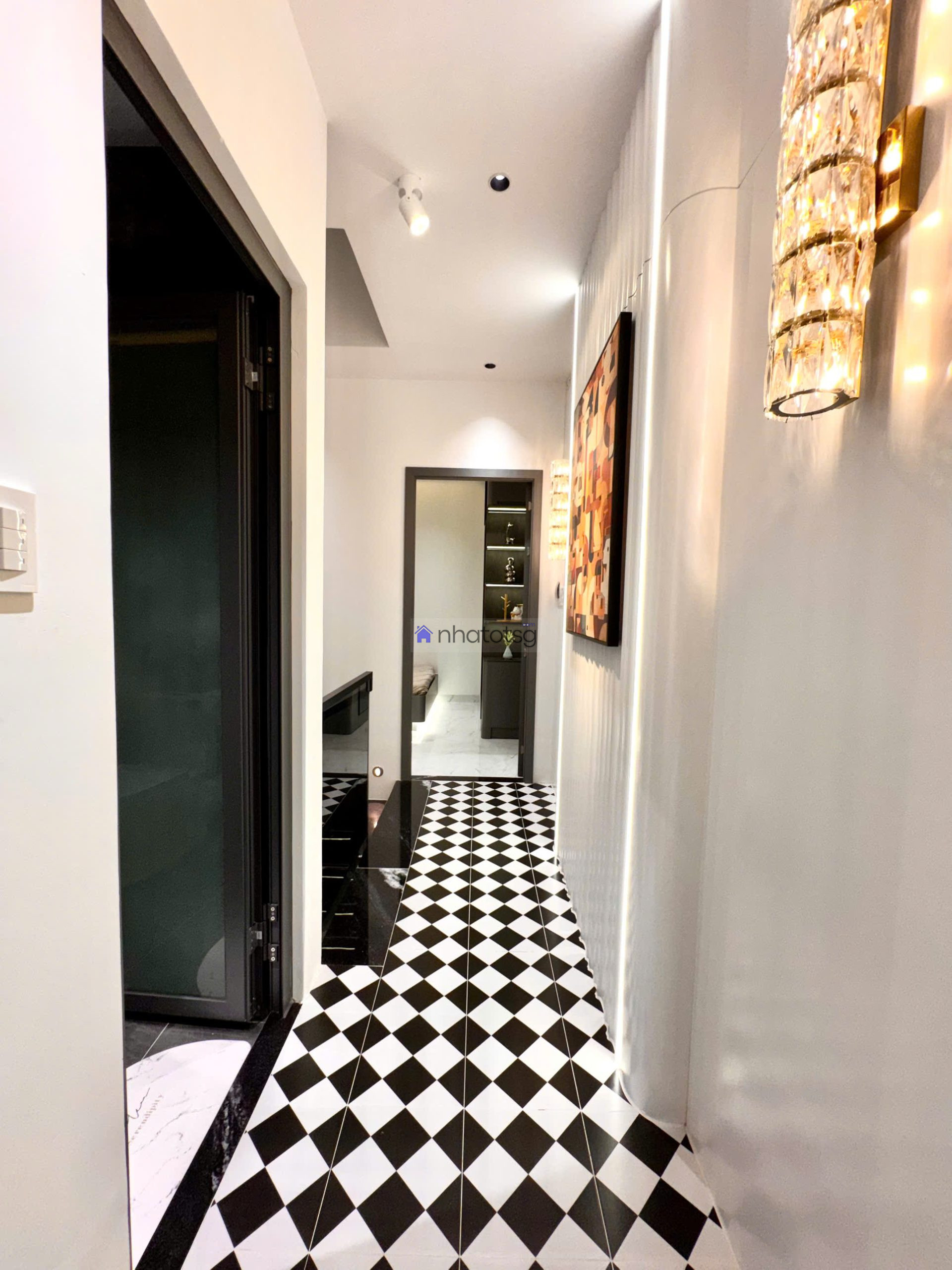 SIÊU PHẨM LUXURY, Ô TÔ ĐẬU CỬA.