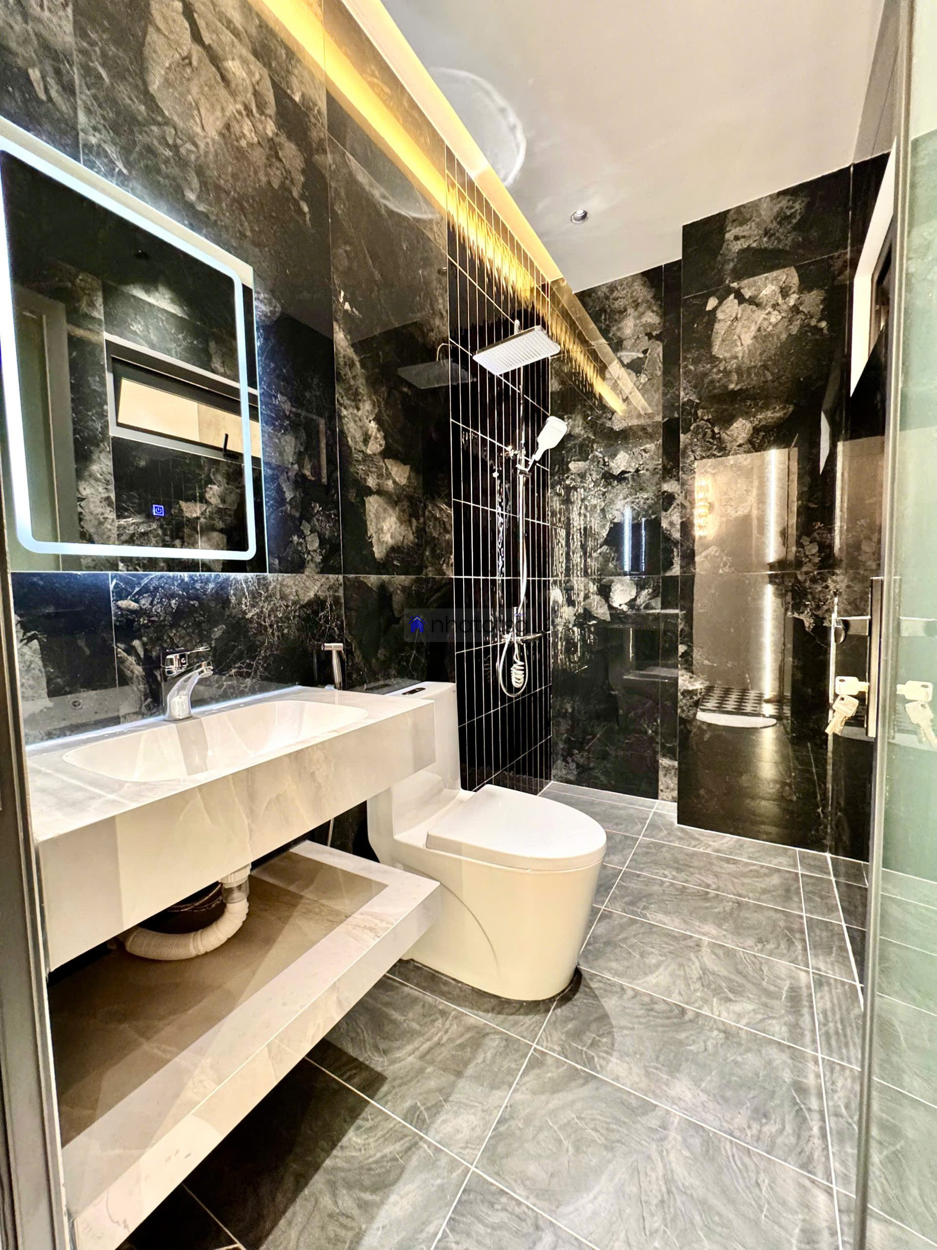 SIÊU PHẨM LUXURY, Ô TÔ ĐẬU CỬA.