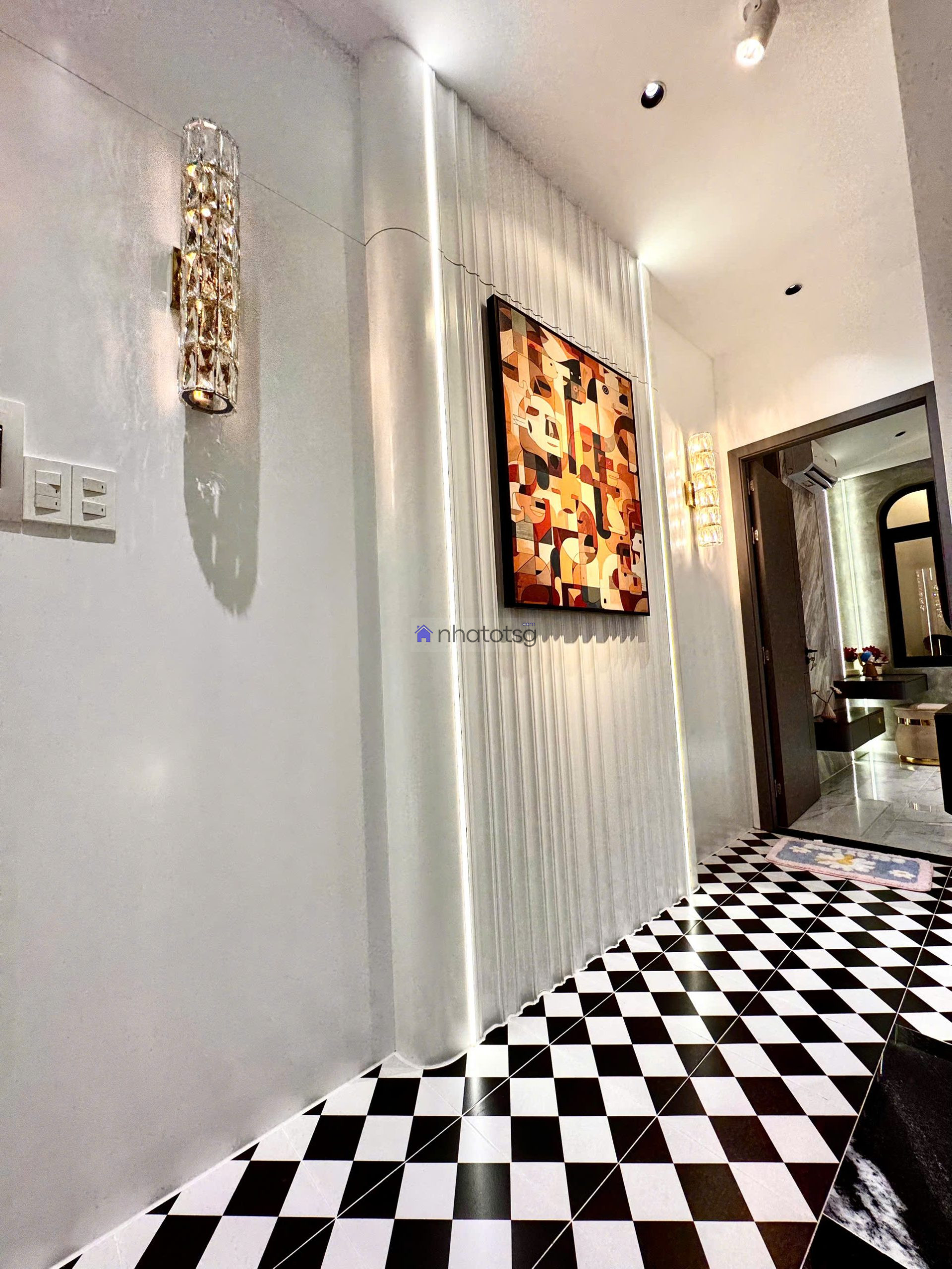 SIÊU PHẨM LUXURY, Ô TÔ ĐẬU CỬA.