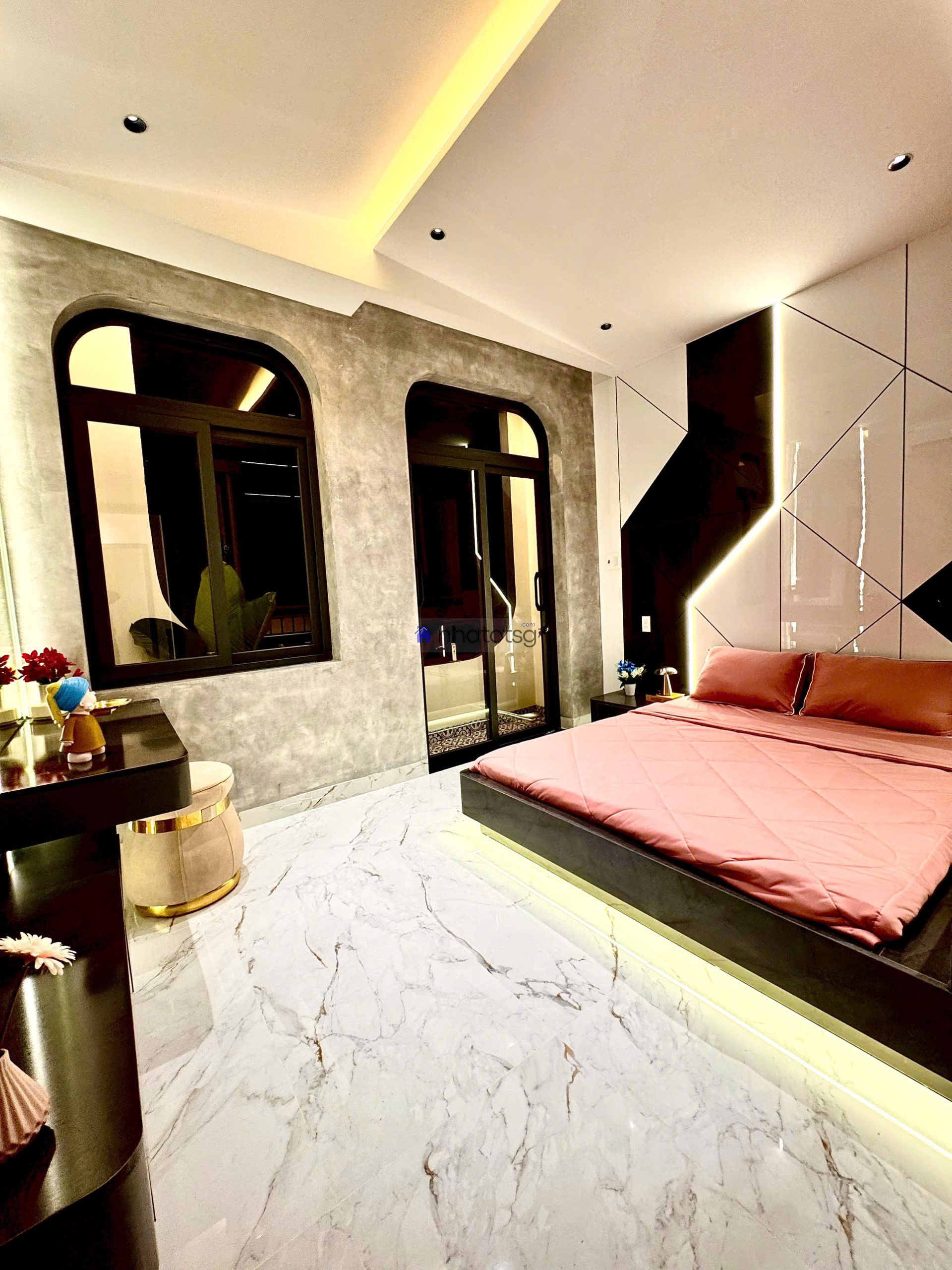 SIÊU PHẨM LUXURY, Ô TÔ ĐẬU CỬA.