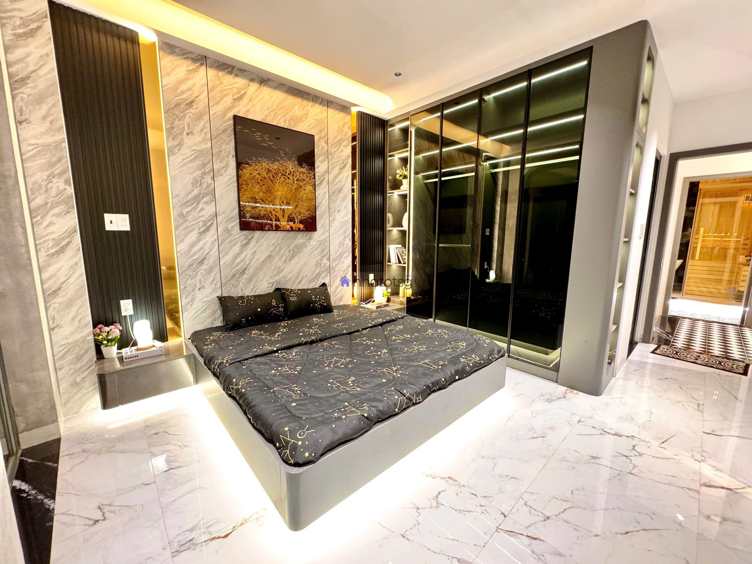 SIÊU PHẨM LUXURY, Ô TÔ ĐẬU CỬA.
