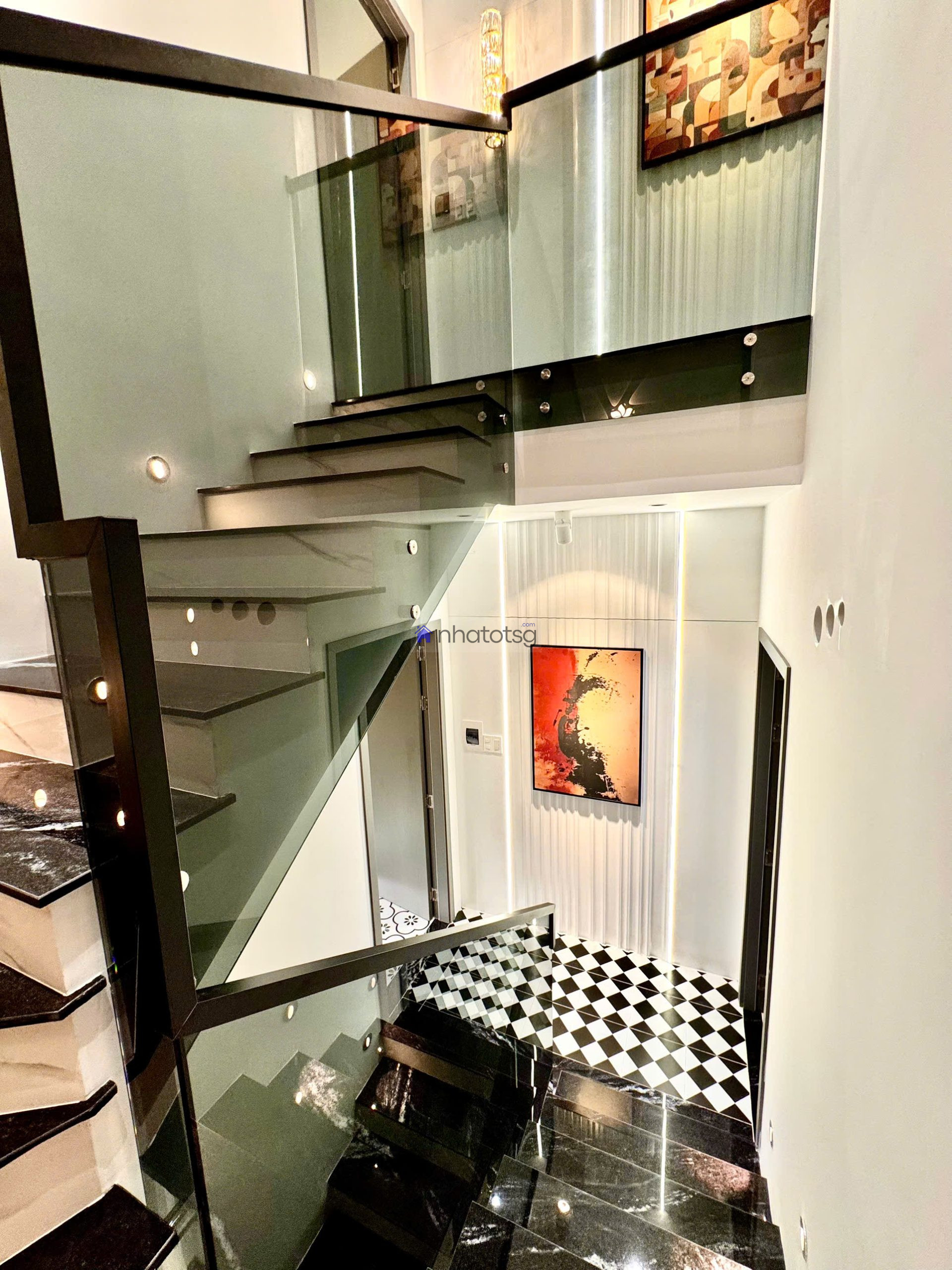 SIÊU PHẨM LUXURY, Ô TÔ ĐẬU CỬA.