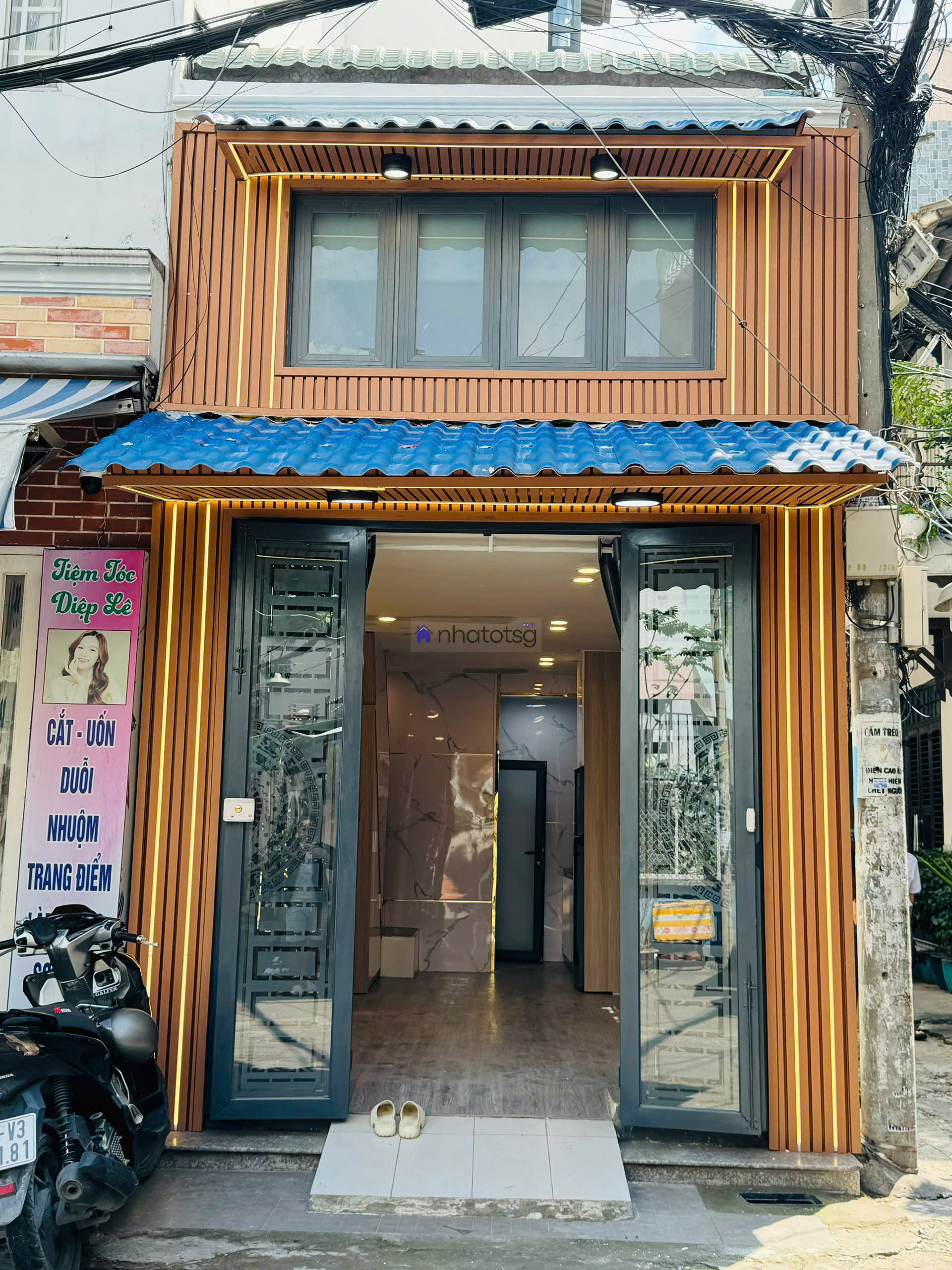 Phan Văn Trị hẻm 2 xe ô tô né nhau.