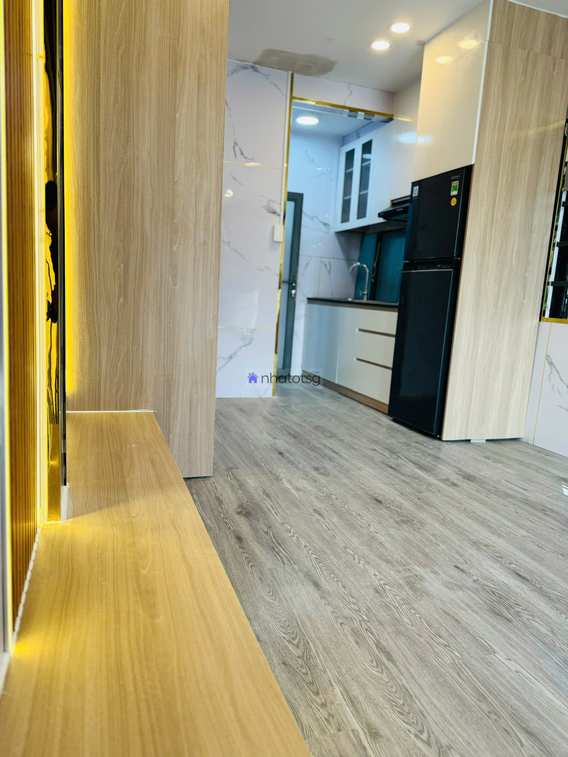 Phan Văn Trị hẻm 2 xe ô tô né nhau.