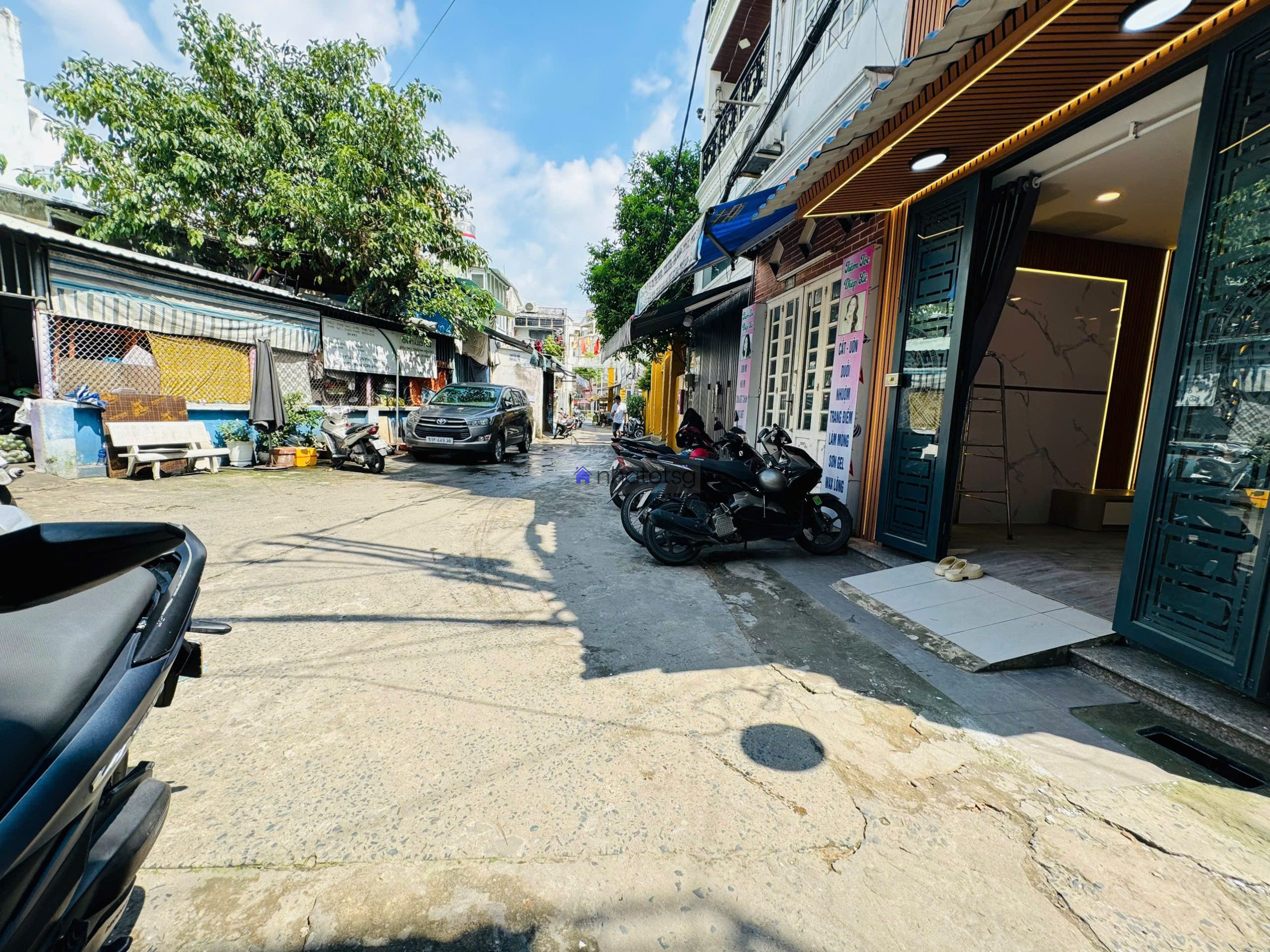 Phan Văn Trị hẻm 2 xe ô tô né nhau.