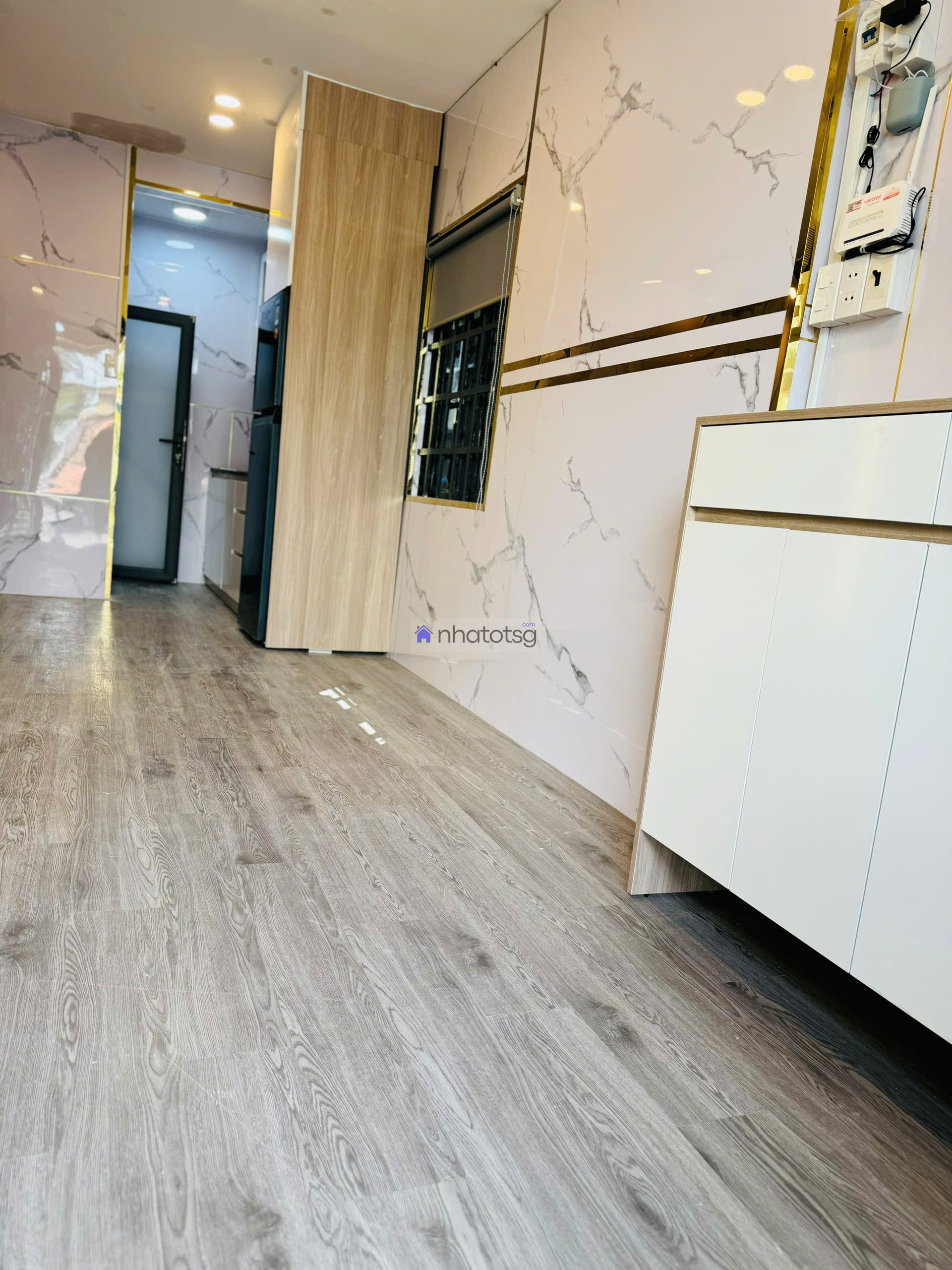 Phan Văn Trị hẻm 2 xe ô tô né nhau.