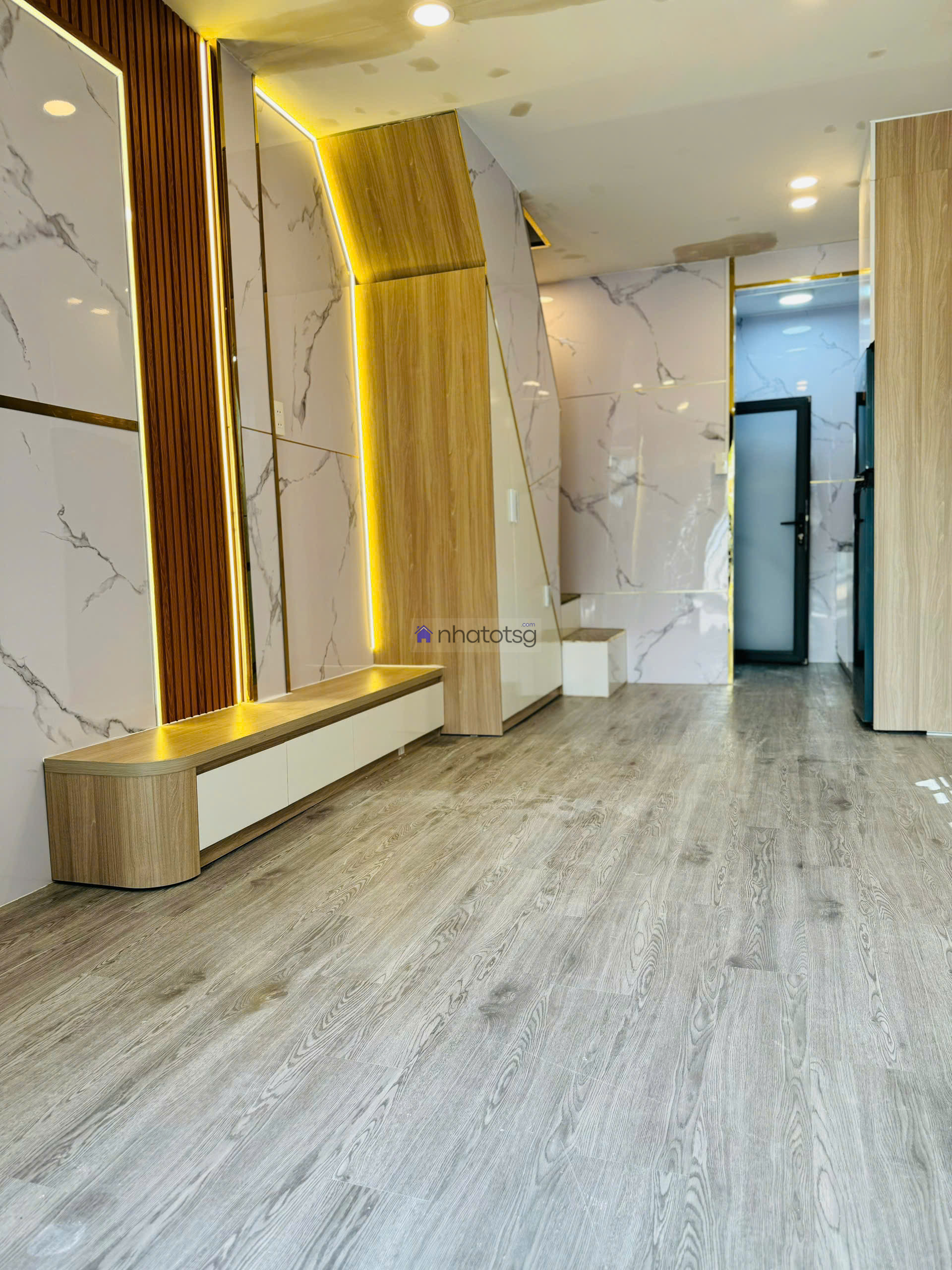 Phan Văn Trị hẻm 2 xe ô tô né nhau.